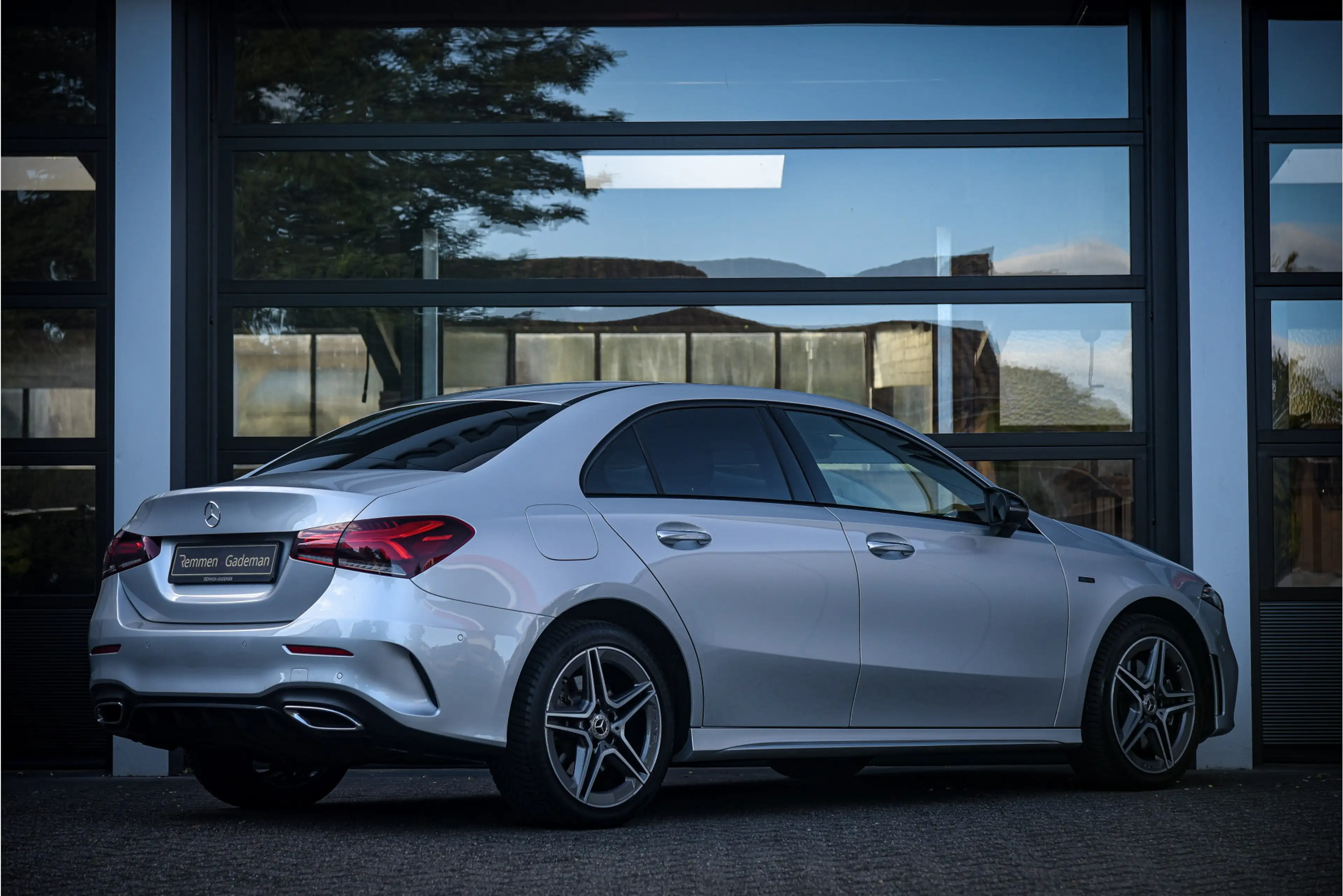 Mercedes-Benz A 250 e AMG Line * Pano * Night-pakket * Distronic — photo 4