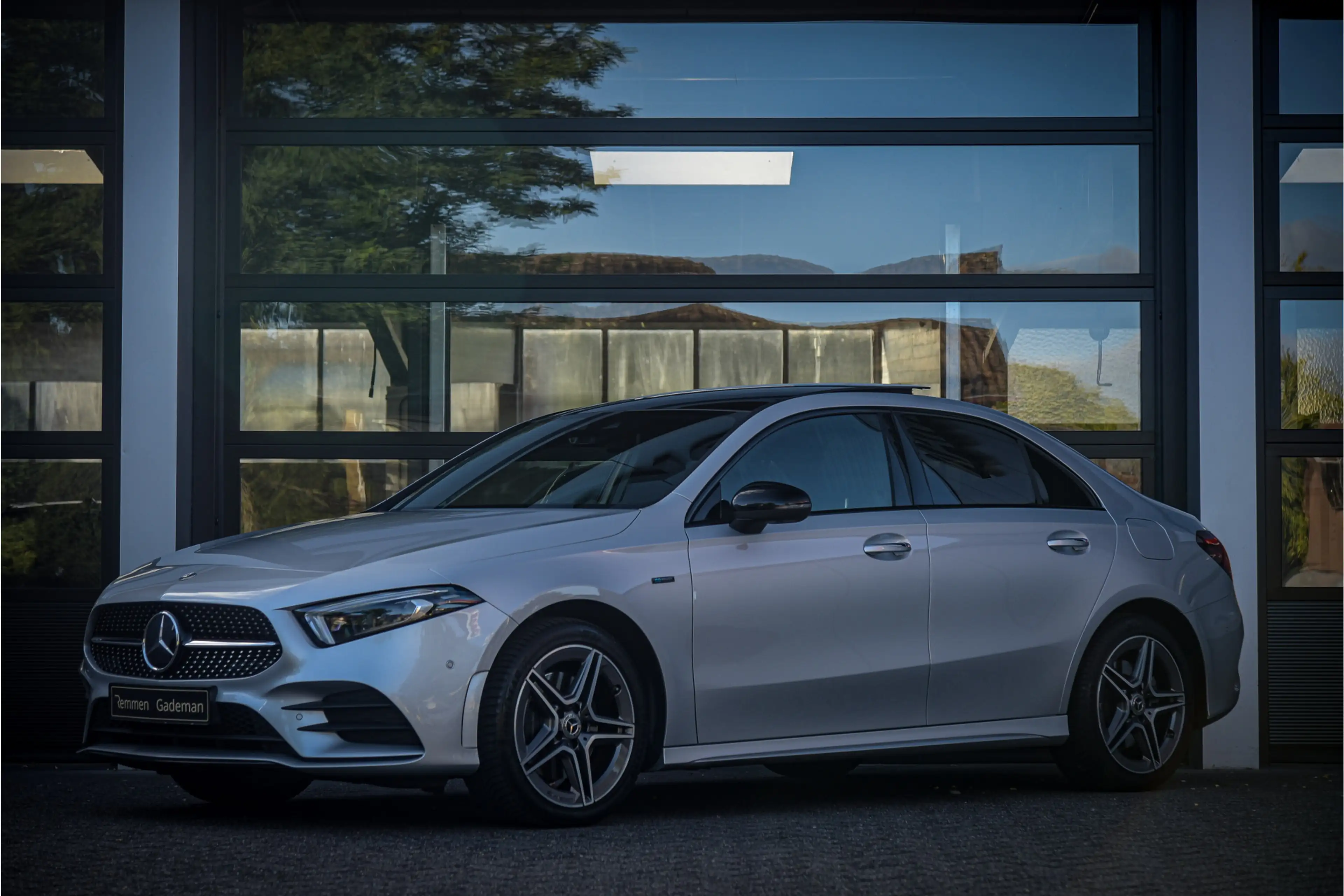 Mercedes-Benz A 250 e AMG Line * Pano * Night-pakket * Distronic — photo 2