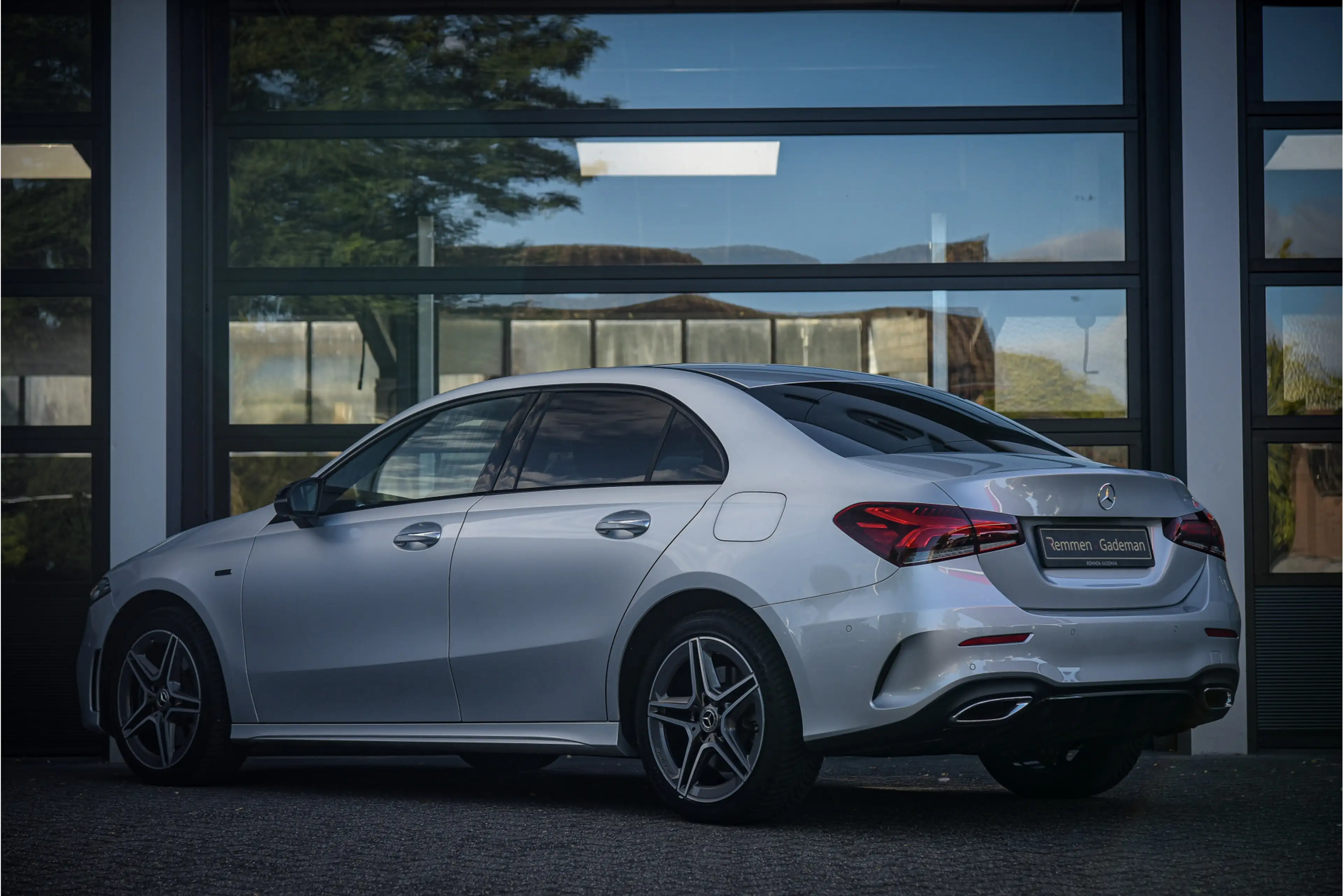 Mercedes-Benz A 250 e AMG Line * Pano * Night-pakket * Distronic — photo 3