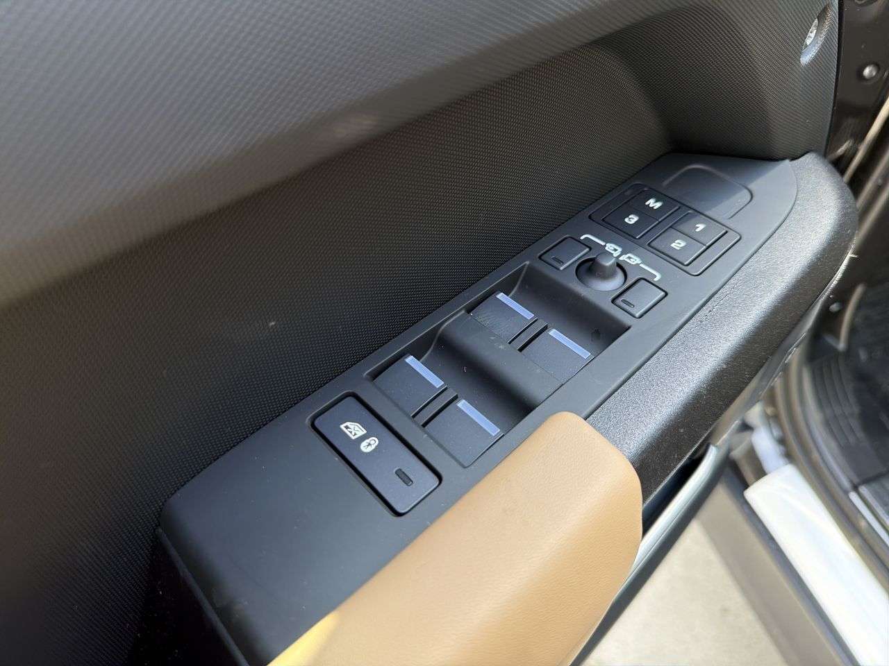 2026 Land Rover Defender 110 P400 X thumb 10