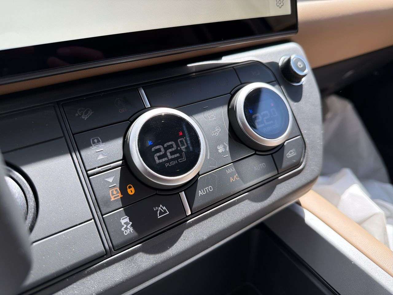 2026 Land Rover Defender 110 P400 X thumb 16