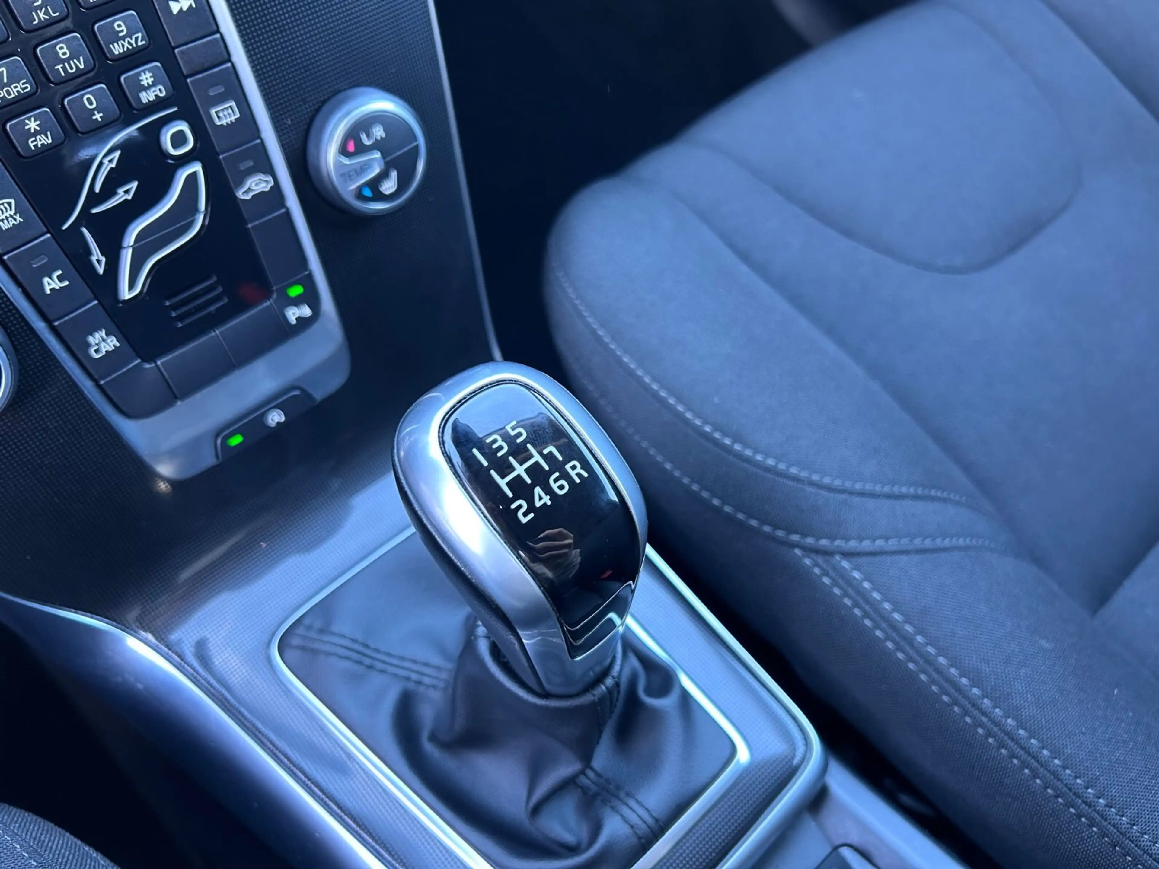 Volvo V40 Momentum*NAVI* — photo 11