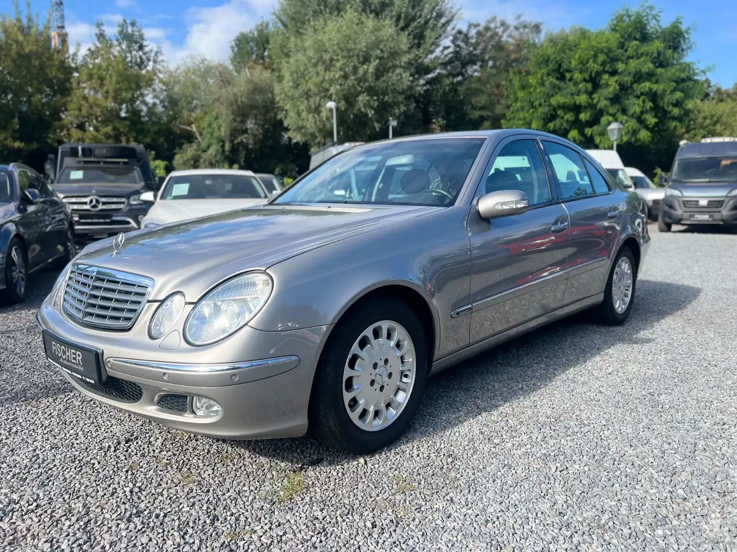 Mercedes-Benz E 220 CDI ELEGANCE+AUTOM+NAVI+LEDER+XENON Silber - 1