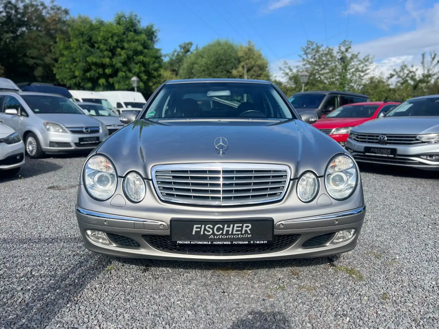 Mercedes-Benz E 220 CDI ELEGANCE+AUTOM+NAVI+LEDER+XENON Silber - 2