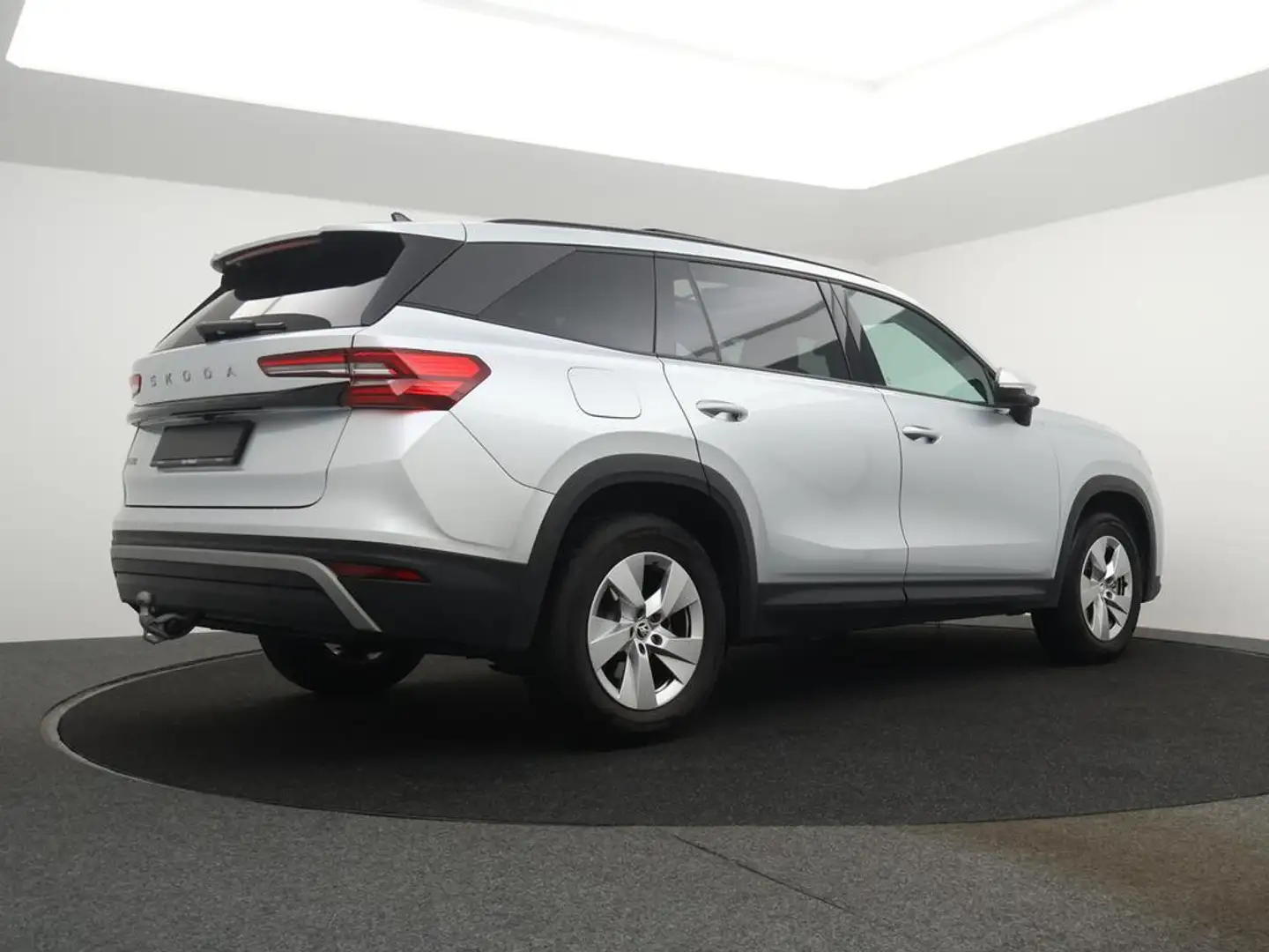 Skoda Kodiaq NEW Kodiaq Corporate 1.5TSI 150PK *AUTOMAAT*7 ZITPLAATSEN*PANO DAK*TREKHAAK* DEMOWAGEN Zilver - 2