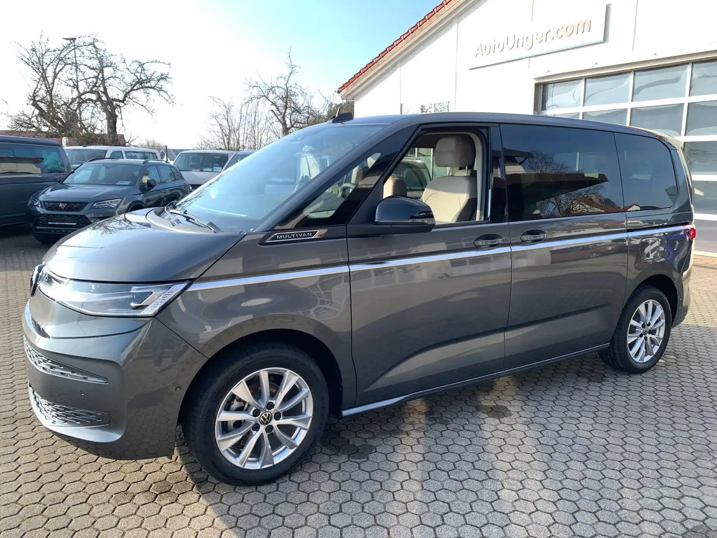 Volkswagen T7 Multivan Style kurz KÜ AHK IQ-Light Pano ArtVelour Grau - 1