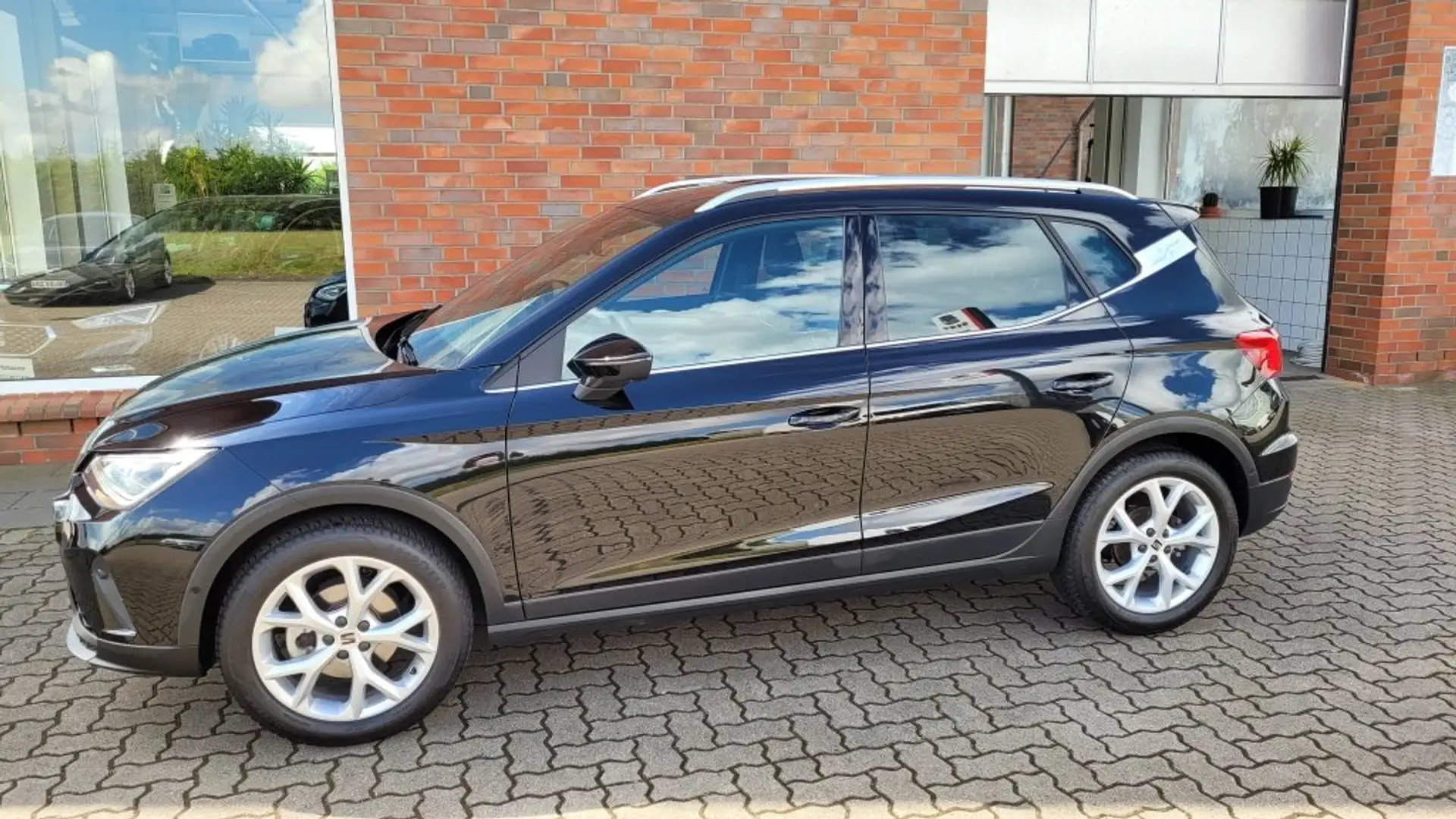 SEAT Arona FR 1.0TSI Zwart - 2