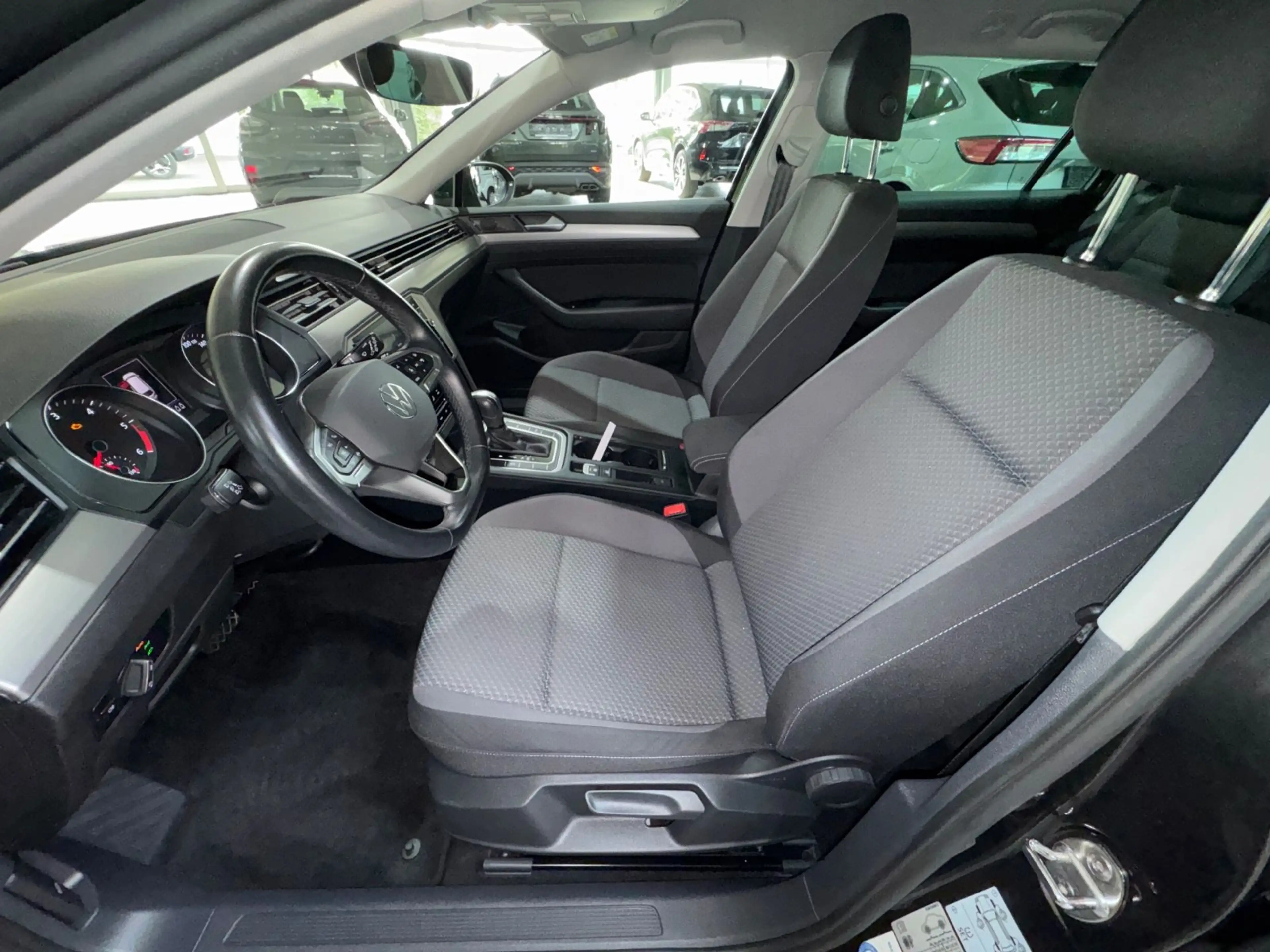 Volkswagen Passat Variant 2.0TDI Aut. AHK Navi LED RfK — photo 13