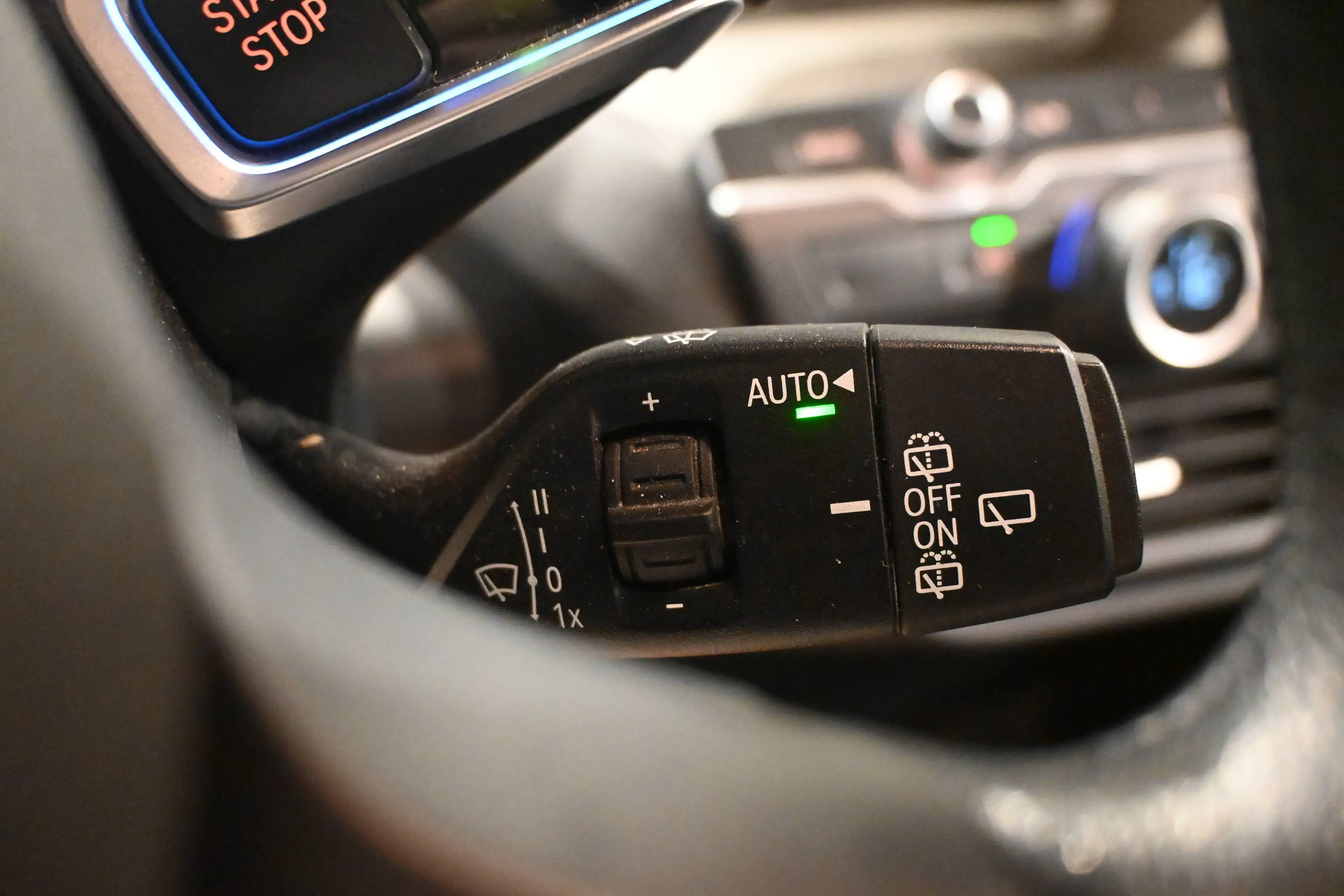 BMW i3 i3 94Ah ELECTRIC / GPS NAVIGATION / HARMAN KARDON / RETROS ELECTRIQUES / PDC !! — photo 13