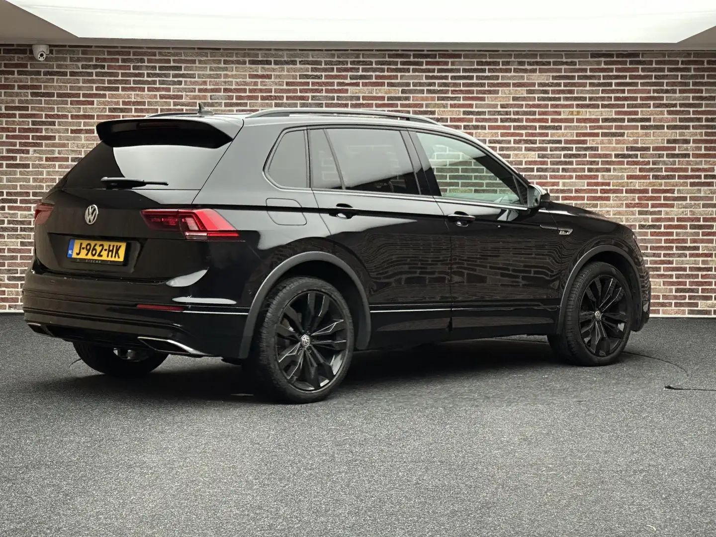 Volkswagen Tiguan 1.5 TSI R-LINE PANORAMA HEAD-UP VERWARMDE VOORSTOE Schwarz - 2