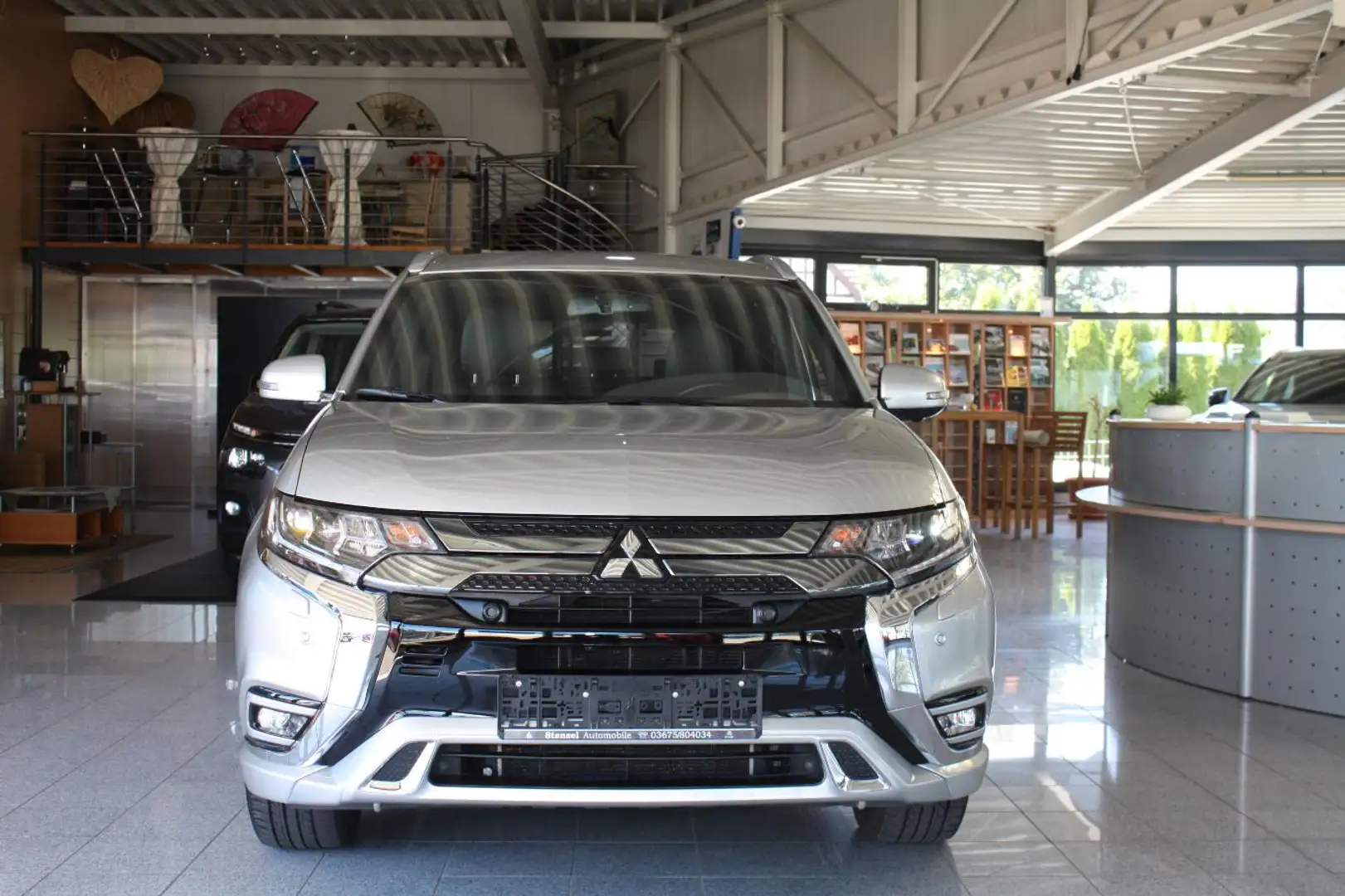 Mitsubishi Outlander Outlander Plug-in Hybrid PLUS Spirit 2.4 4WD Silber - 1