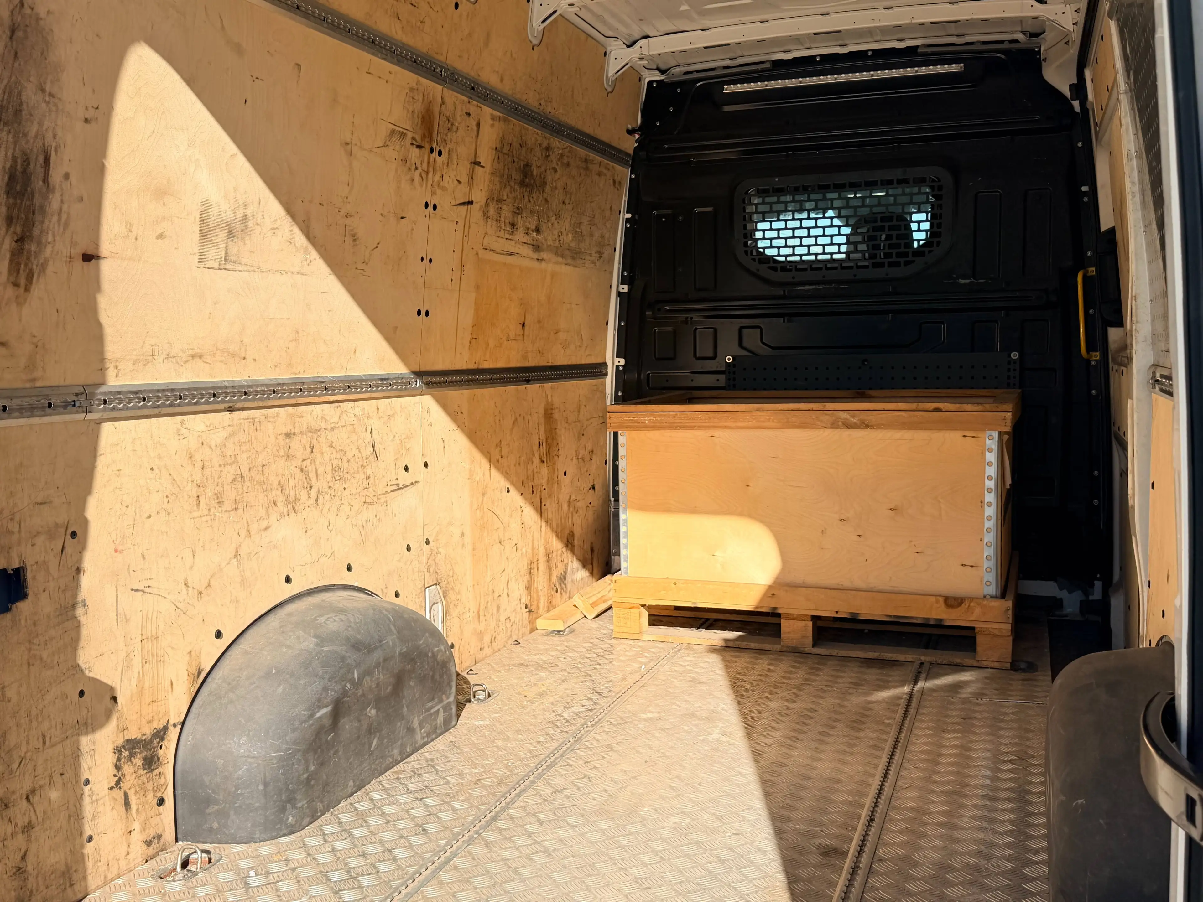Volkswagen Crafter Kasten 35 mittellang Hochdach DSG Navi 3 Sitzer — photo 9