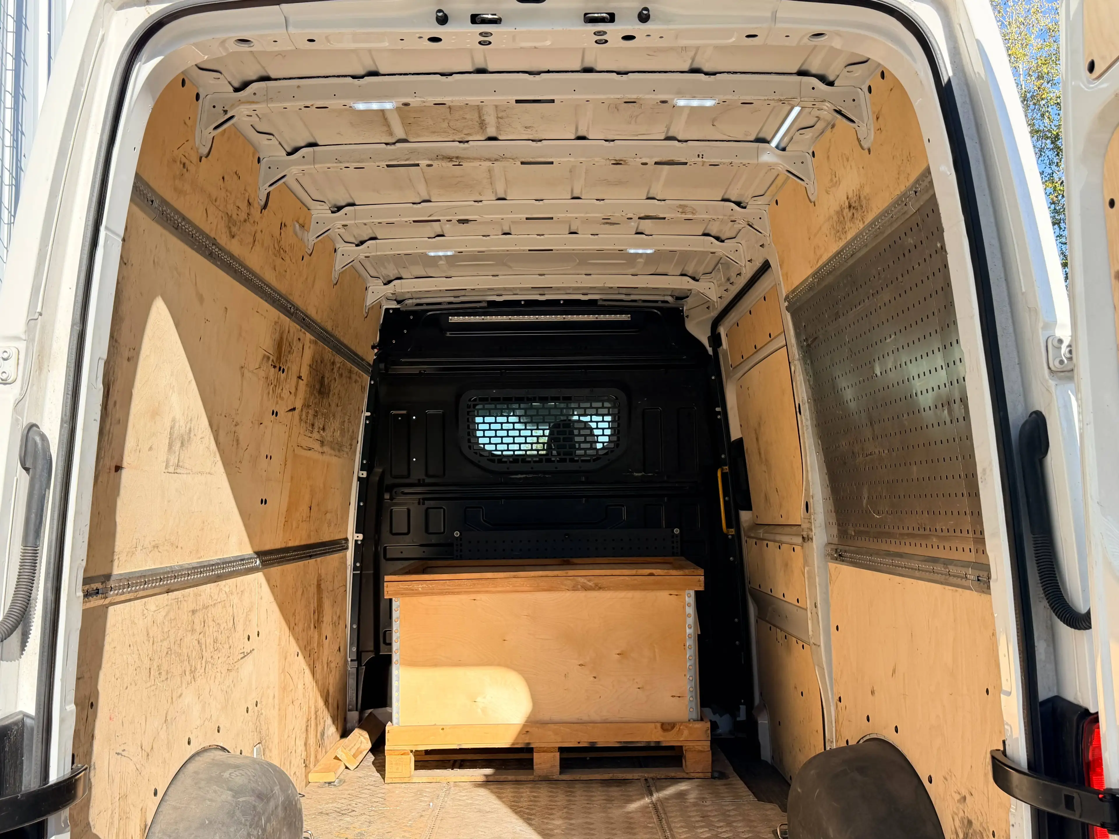 Volkswagen Crafter Kasten 35 mittellang Hochdach DSG Navi 3 Sitzer — photo 8
