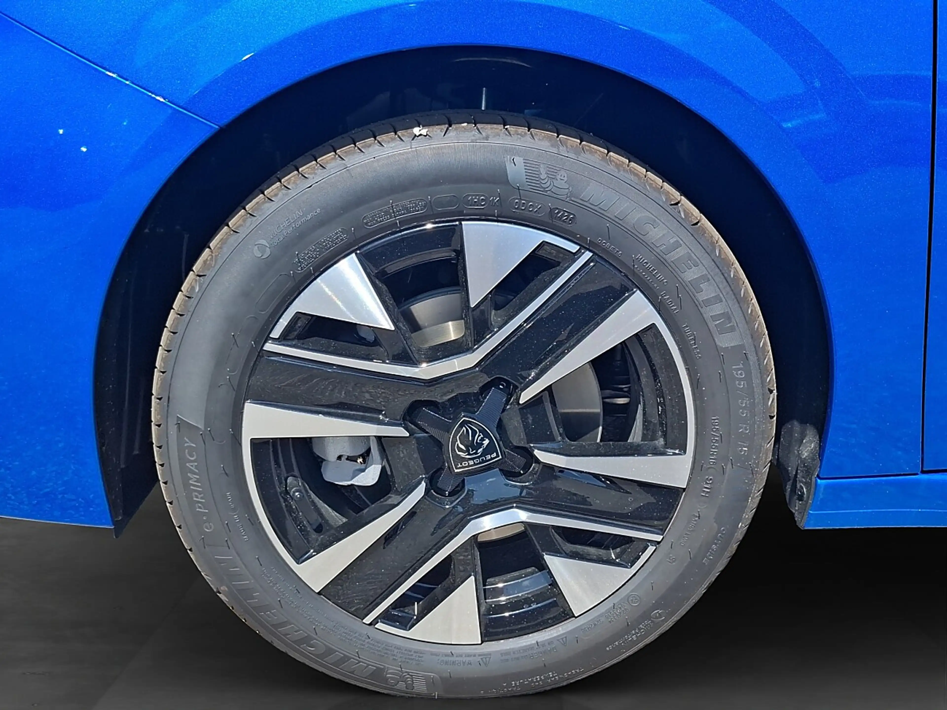 Peugeot 208 Hybrid 110 e-DCS6 Allure — photo 13