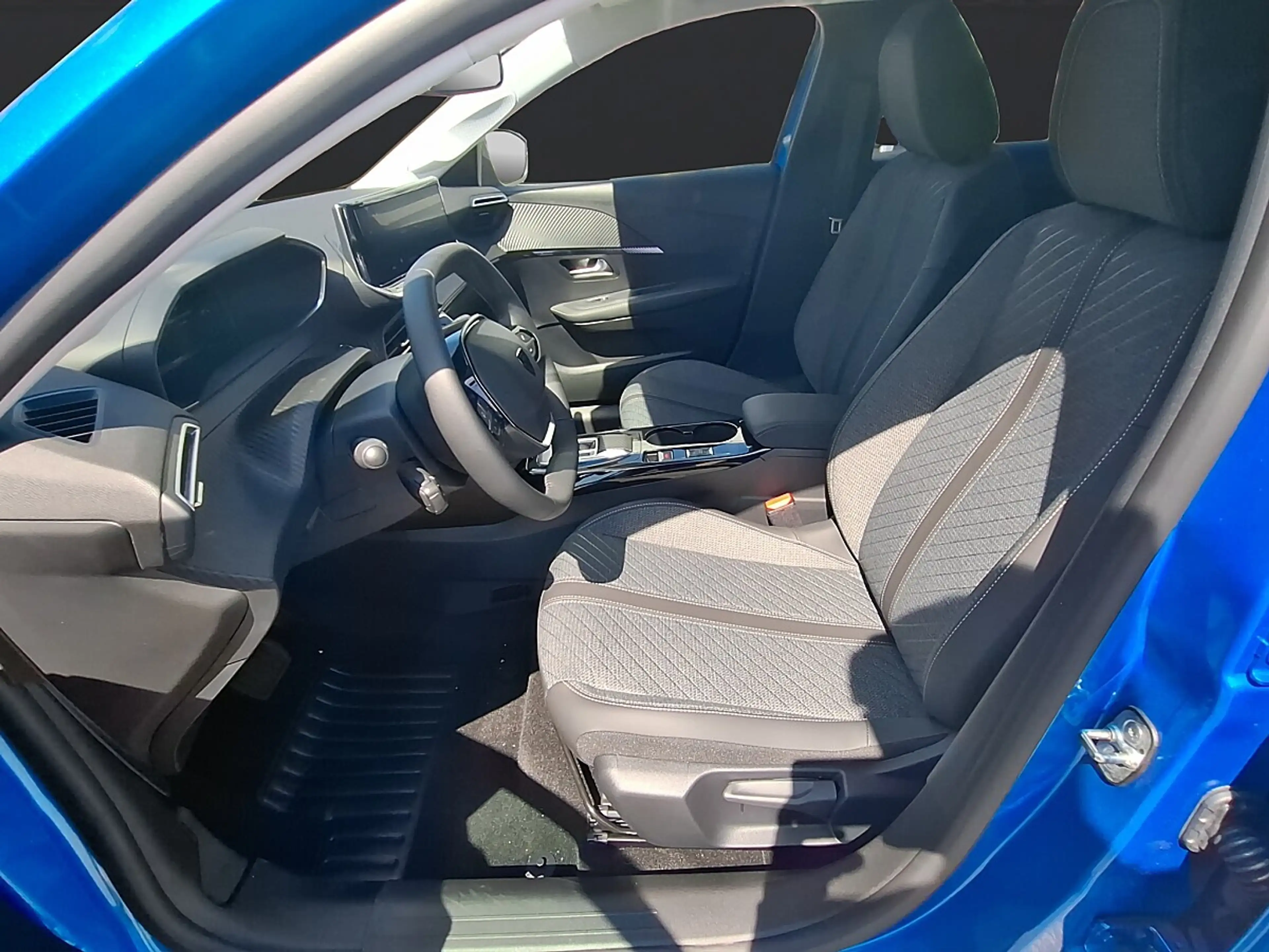 Peugeot 208 Hybrid 110 e-DCS6 Allure — photo 9