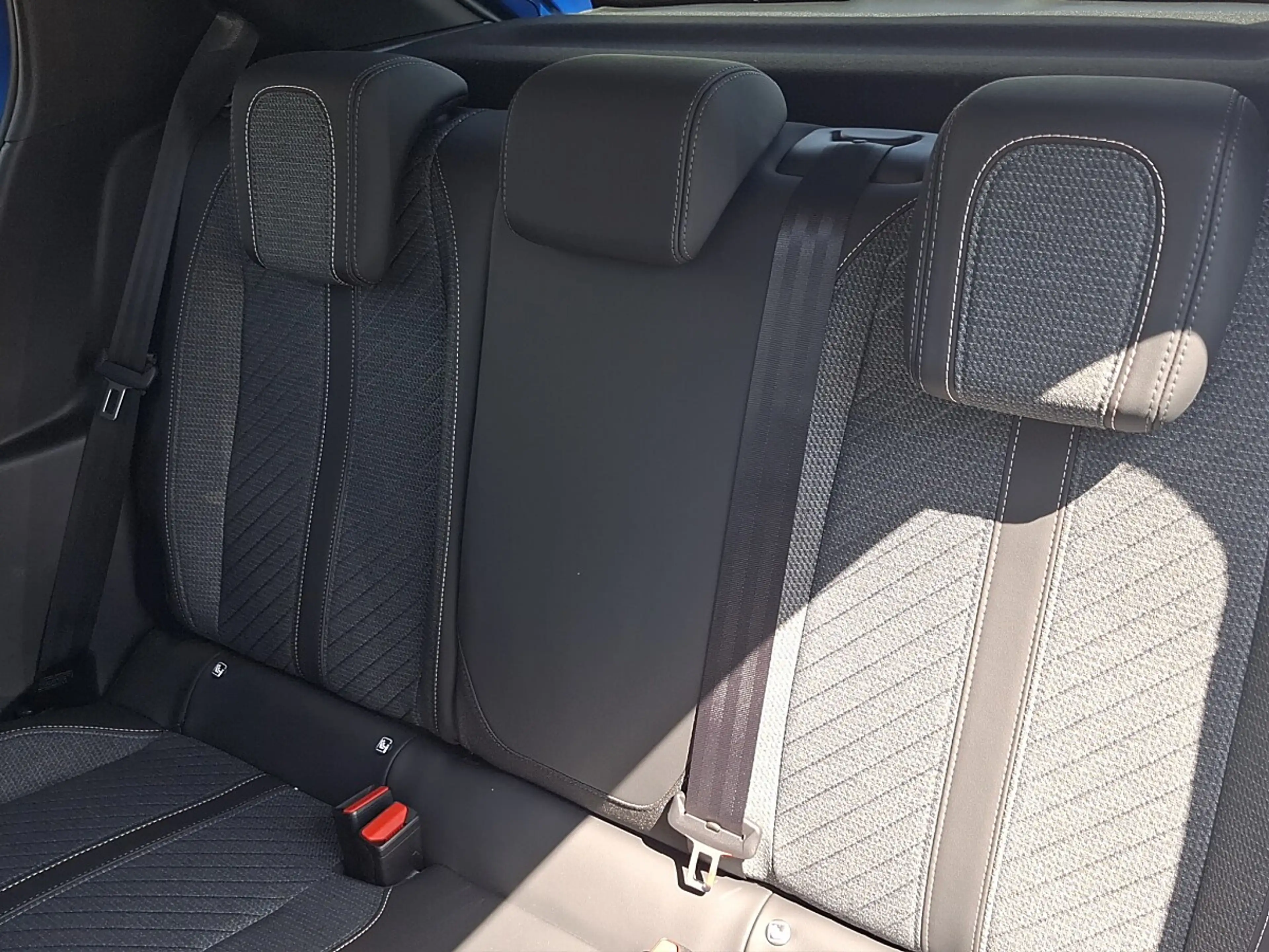 Peugeot 208 Hybrid 110 e-DCS6 Allure — photo 11