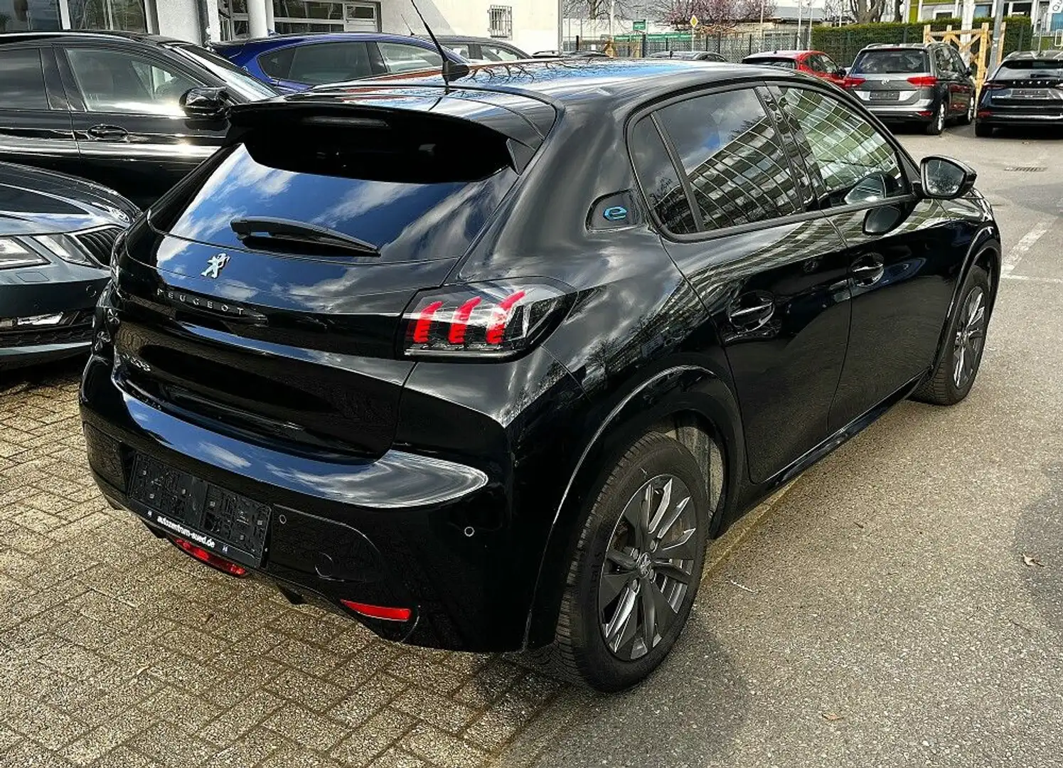 Peugeot 208 Allure Pack CCS-LADEDOSE LED R-KAM SHZG Negro - 2