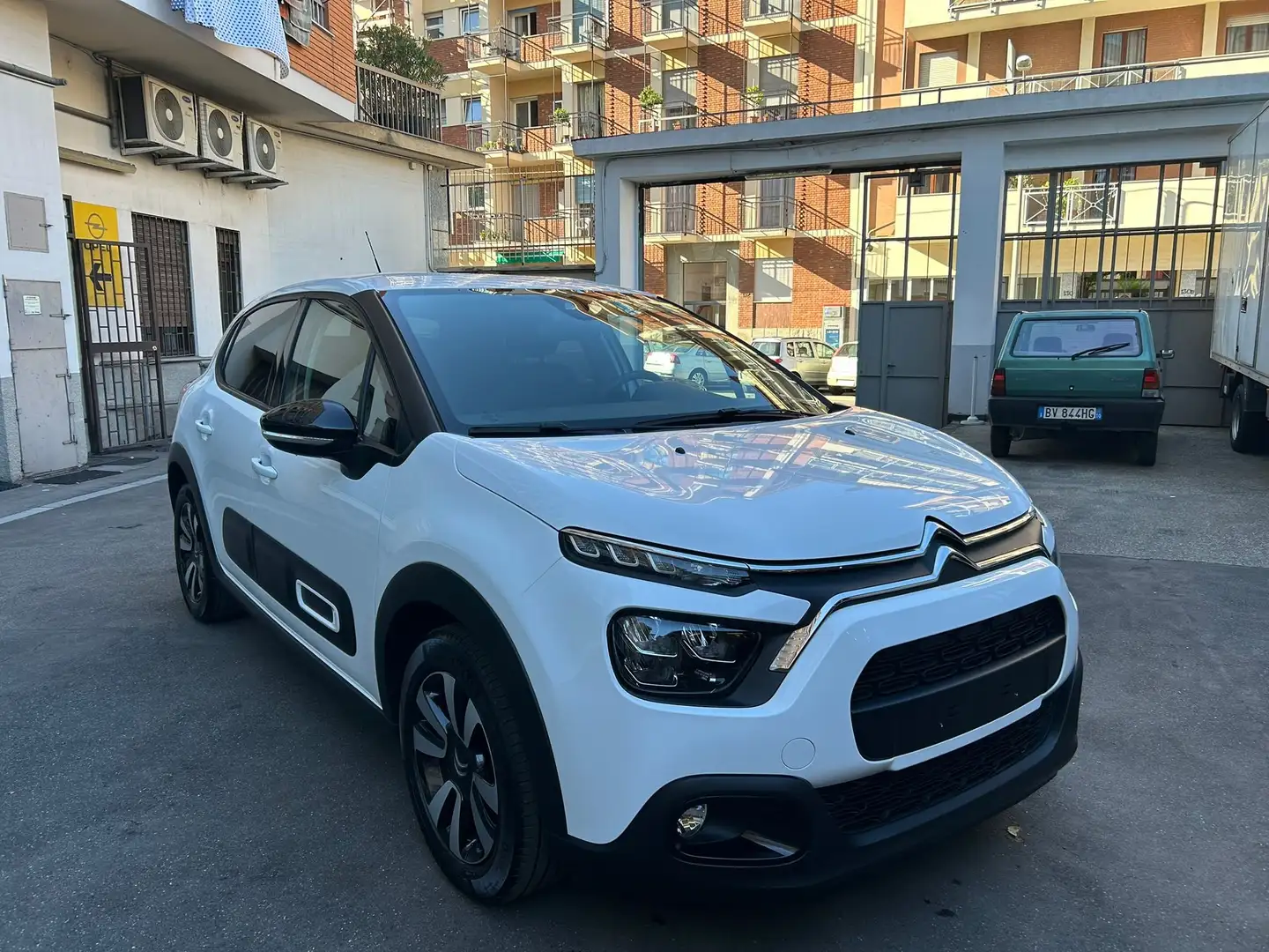 Citroen C3 1.2 110cv Max + Sensori post. Bílá - 1