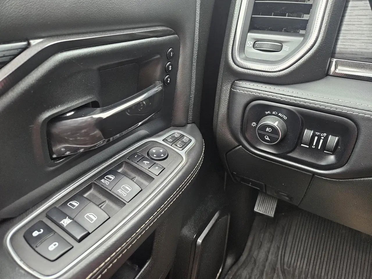 RAM 2500 снимка RAM 2500