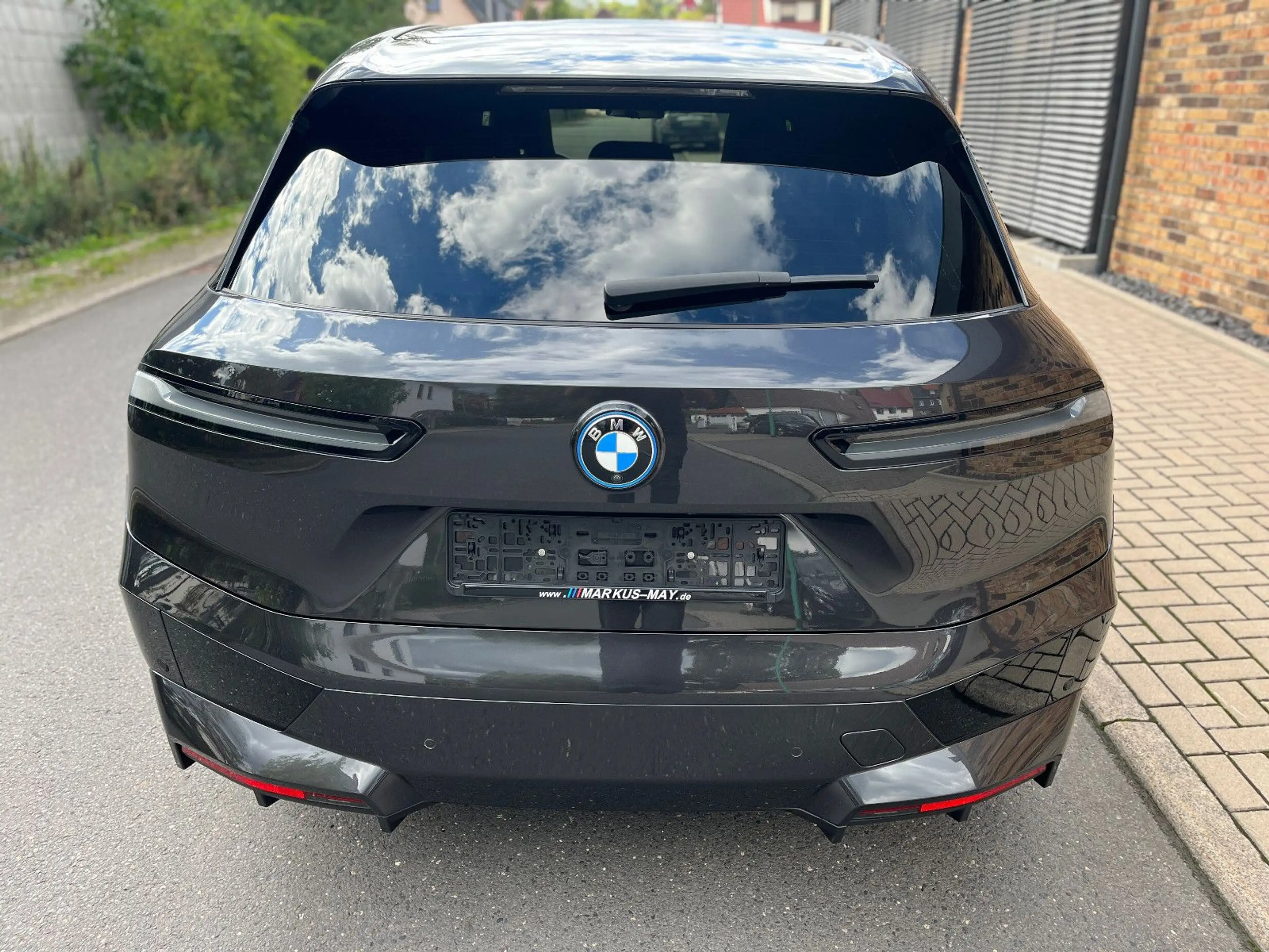 BMW iX M60 Pano Laser AHK DAProf HUD MSport B&W — photo 5