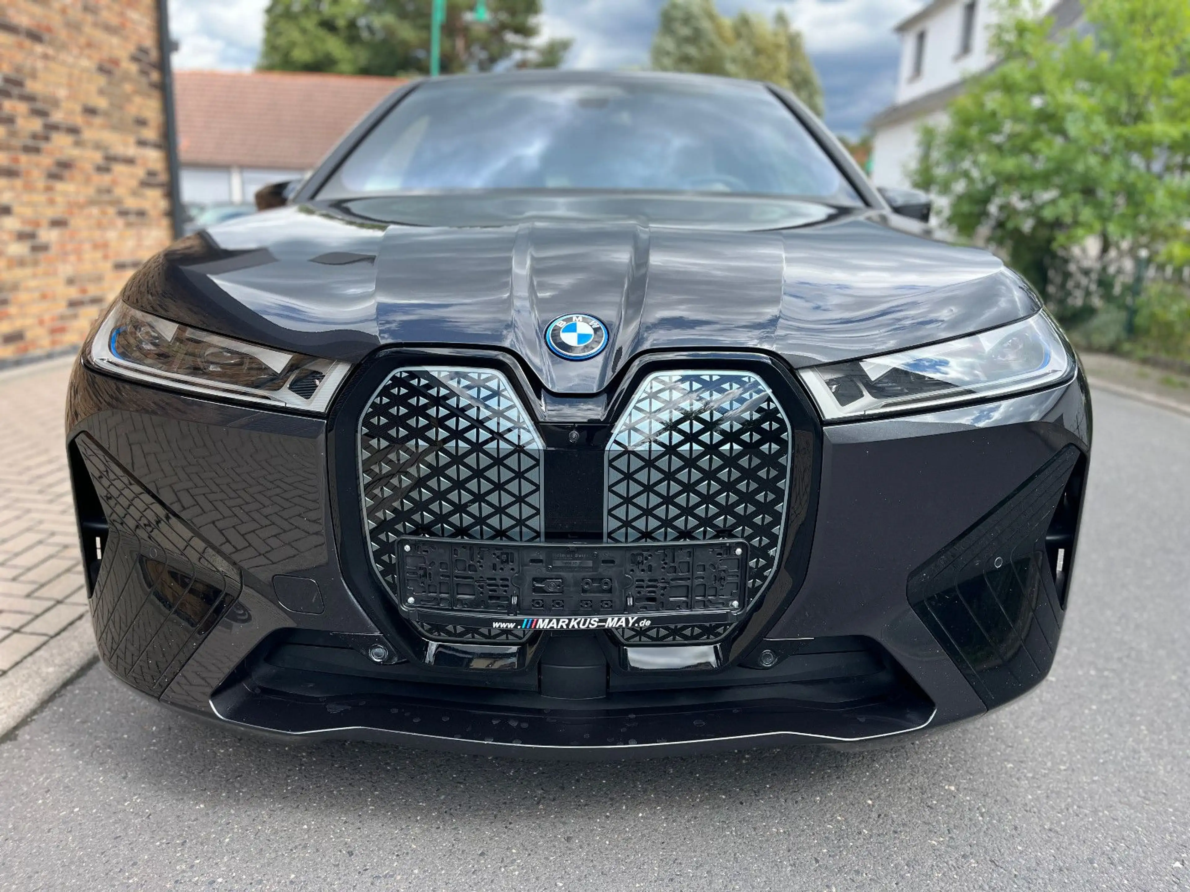 BMW iX M60 Pano Laser AHK DAProf HUD MSport B&W — photo 2