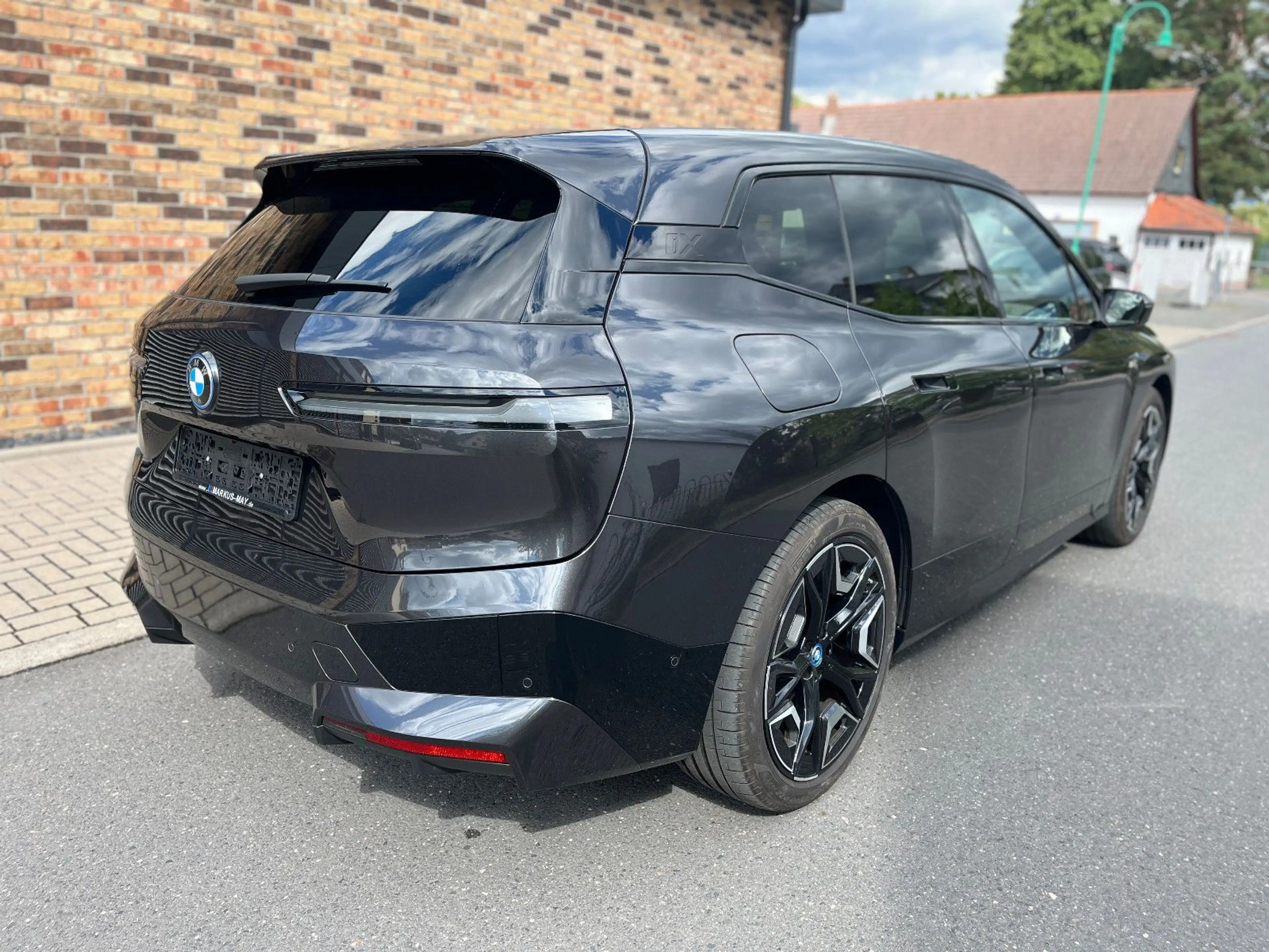 BMW iX M60 Pano Laser AHK DAProf HUD MSport B&W — photo 6