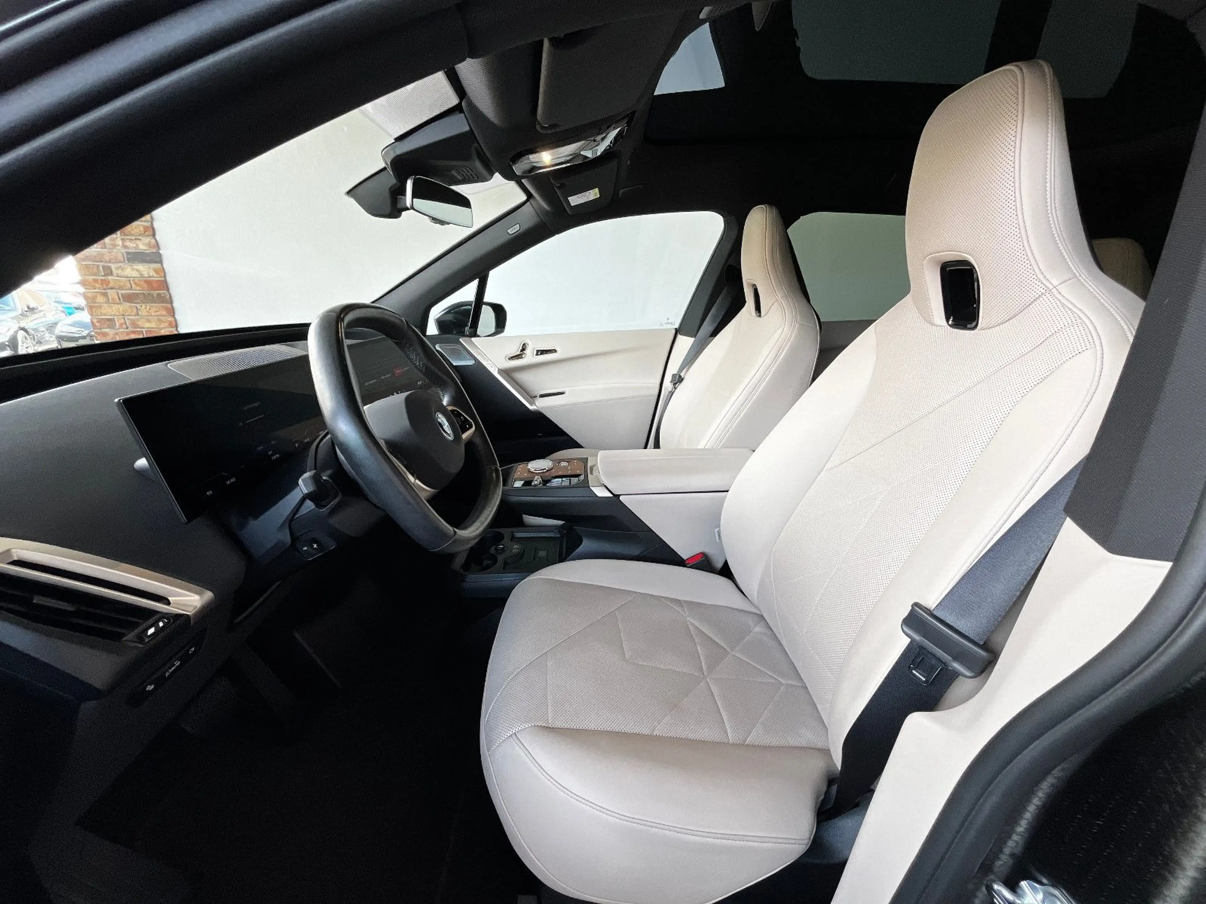 BMW iX M60 Pano Laser AHK DAProf HUD MSport B&W — photo 10