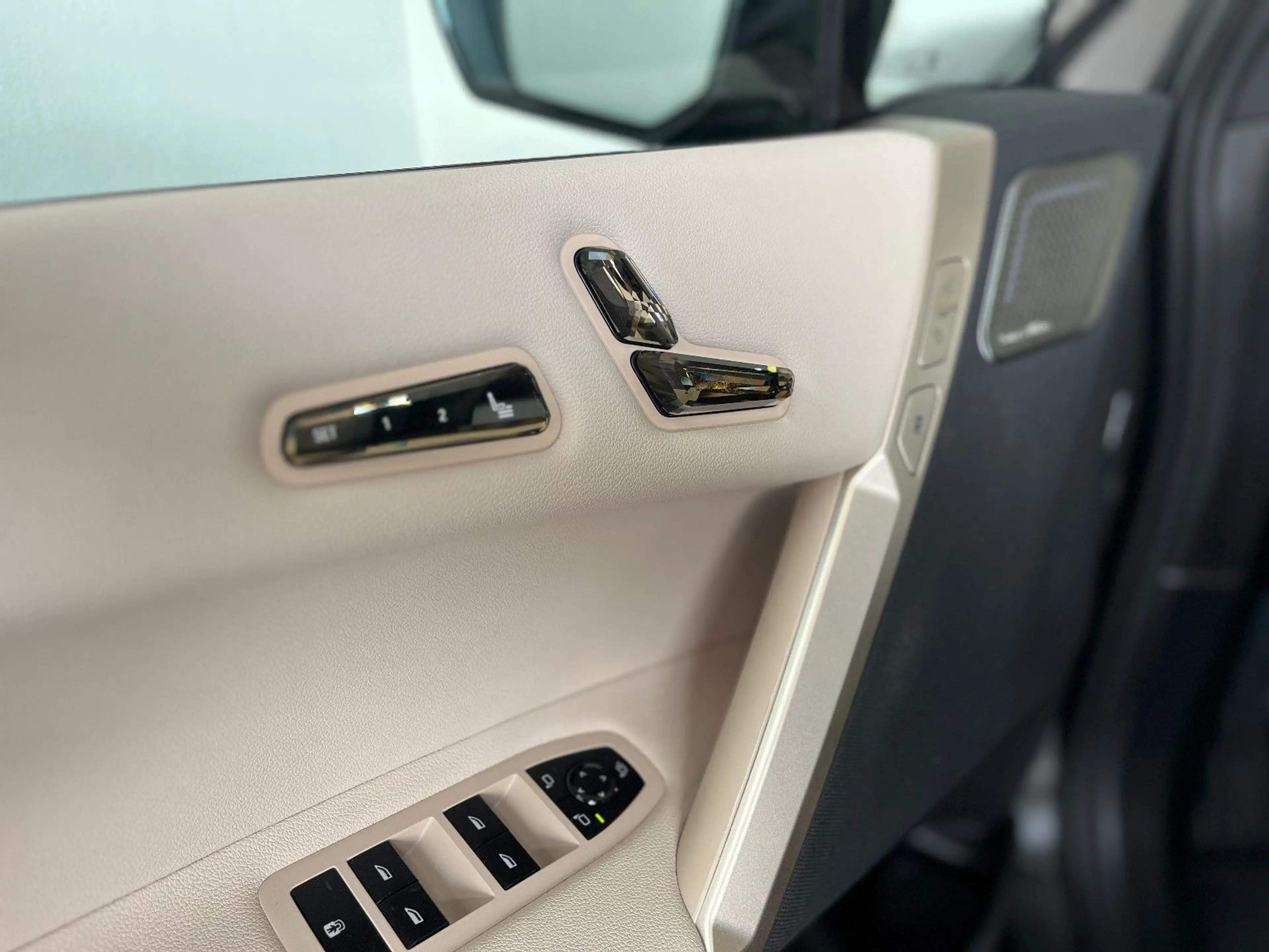 BMW iX M60 Pano Laser AHK DAProf HUD MSport B&W — photo 22
