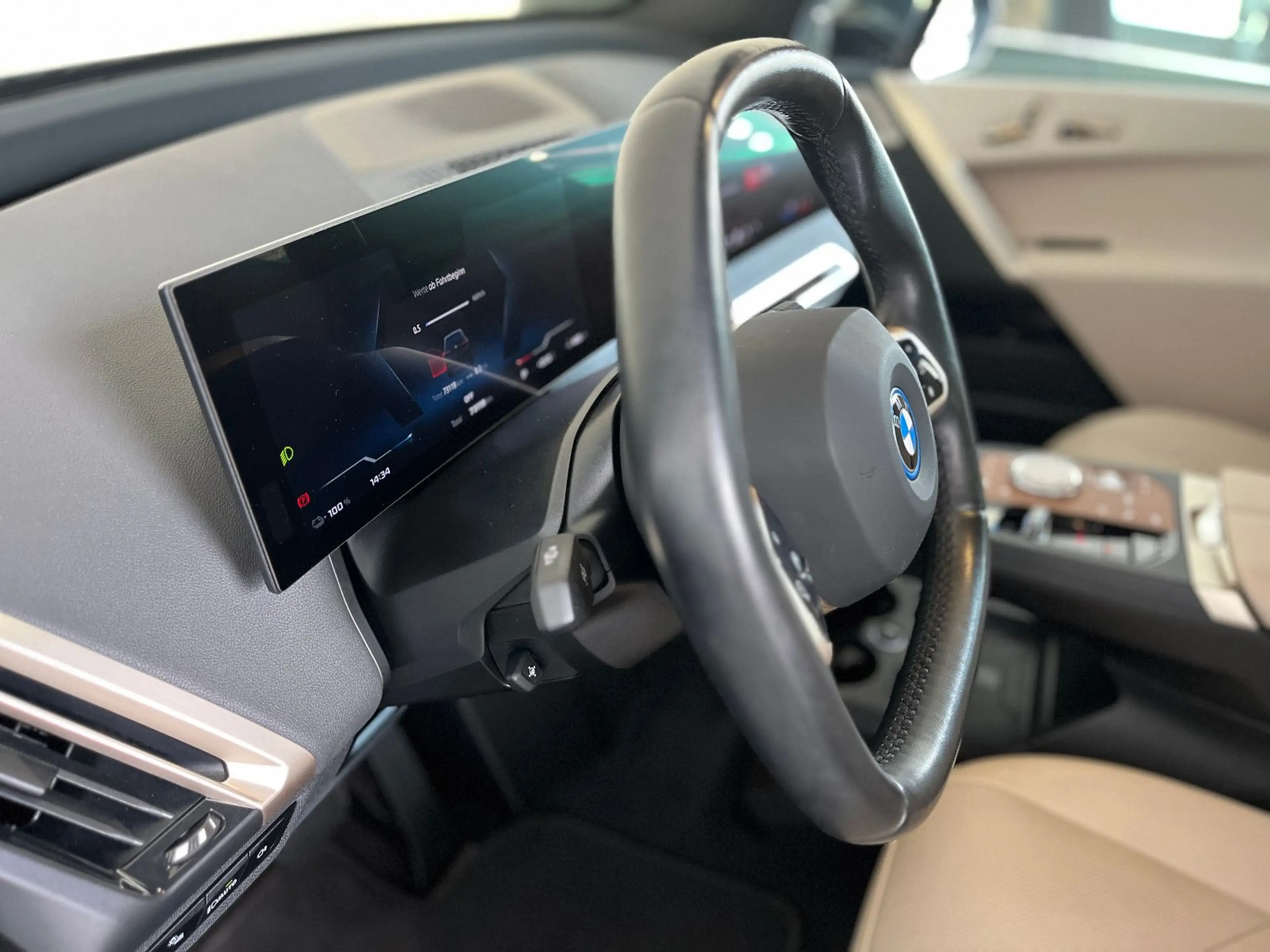BMW iX M60 Pano Laser AHK DAProf HUD MSport B&W — photo 17