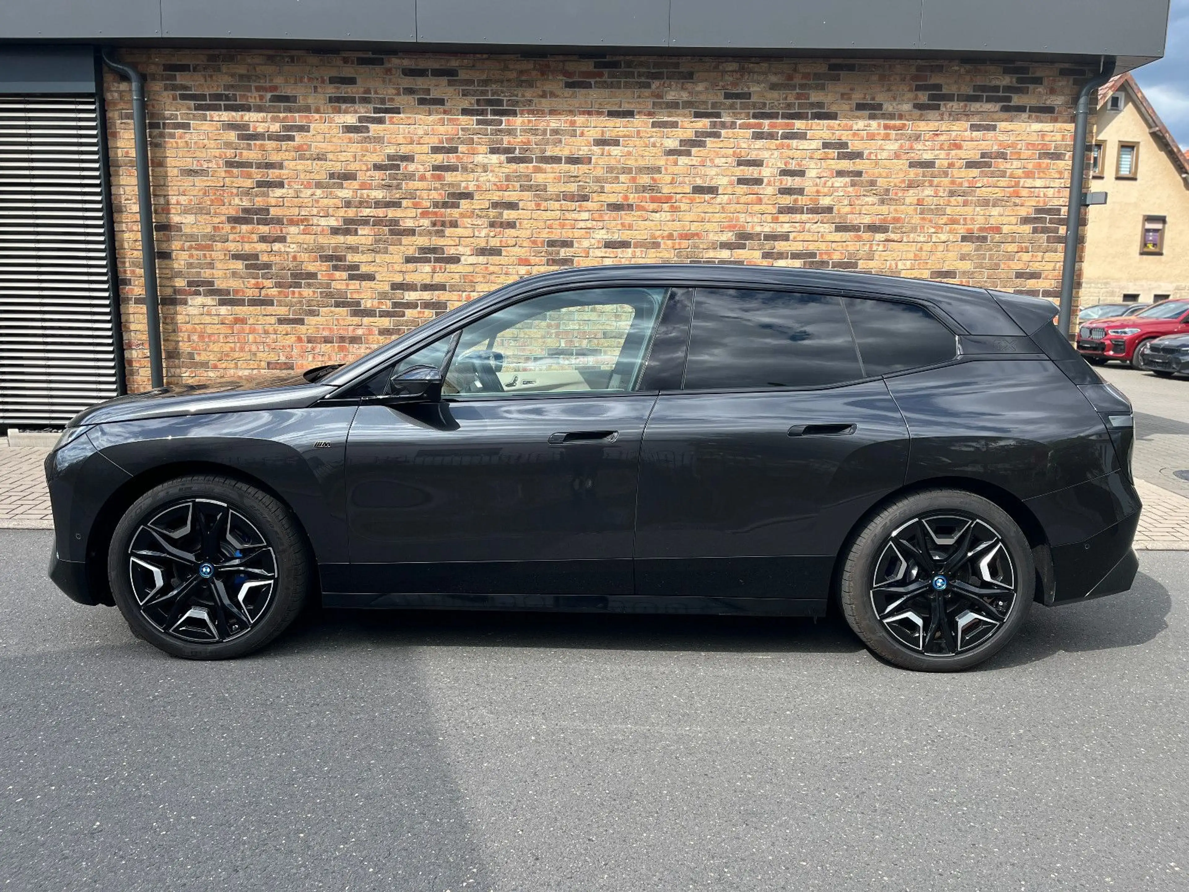 BMW iX M60 Pano Laser AHK DAProf HUD MSport B&W — photo 3