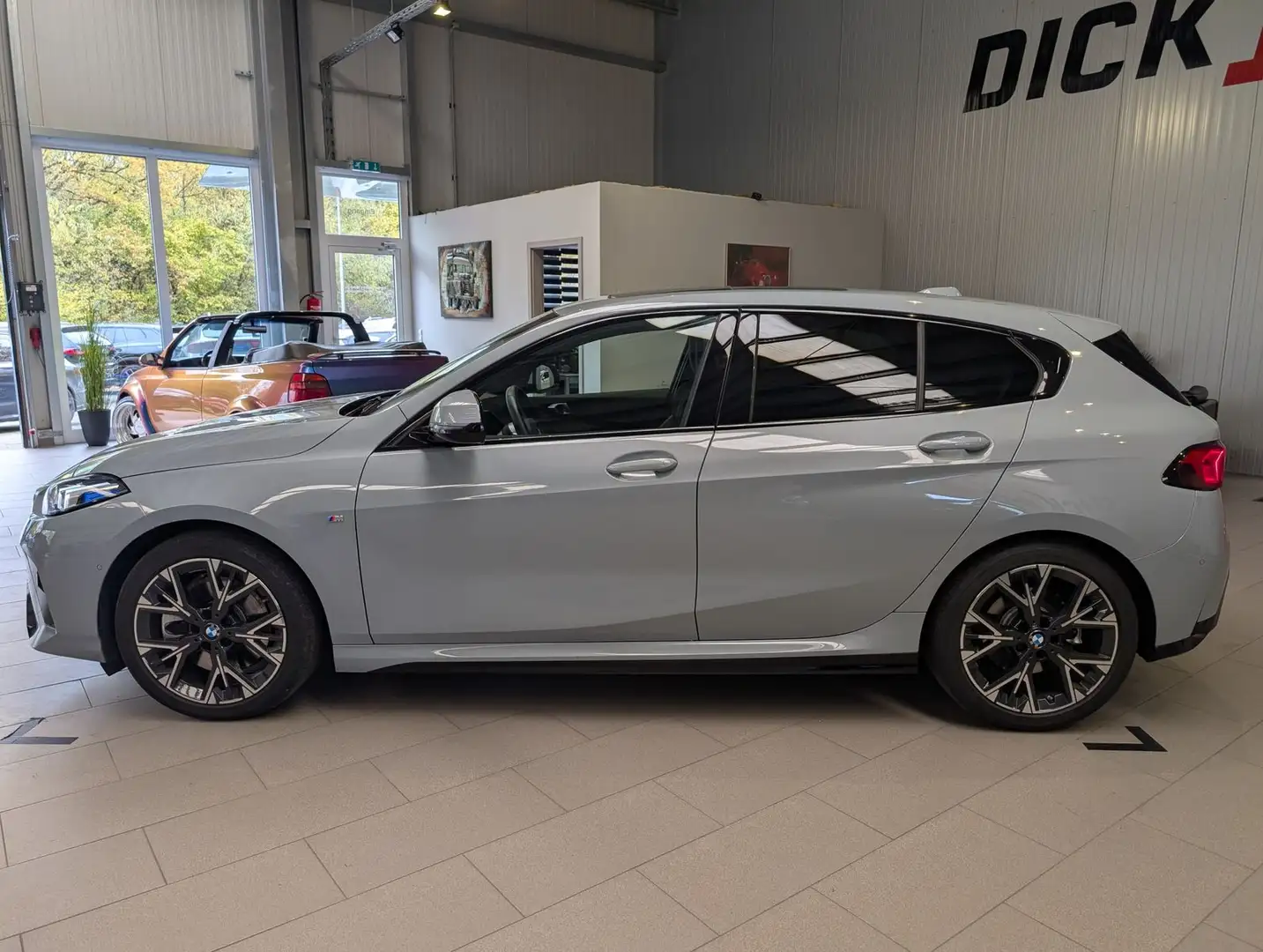 BMW 123 i xDrive M-Sport Massag H/K Kamera Pano AHK Gris - 2