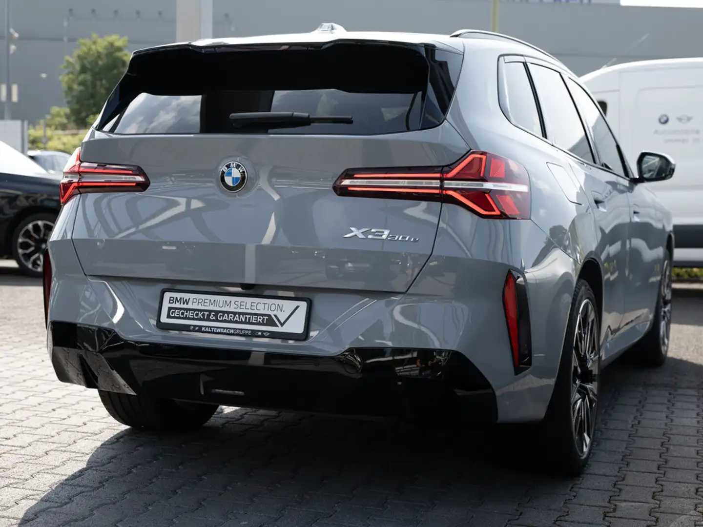 BMW X3 xDrive 30e M Sport PANO AHK H/K LED ACC Grau - 2
