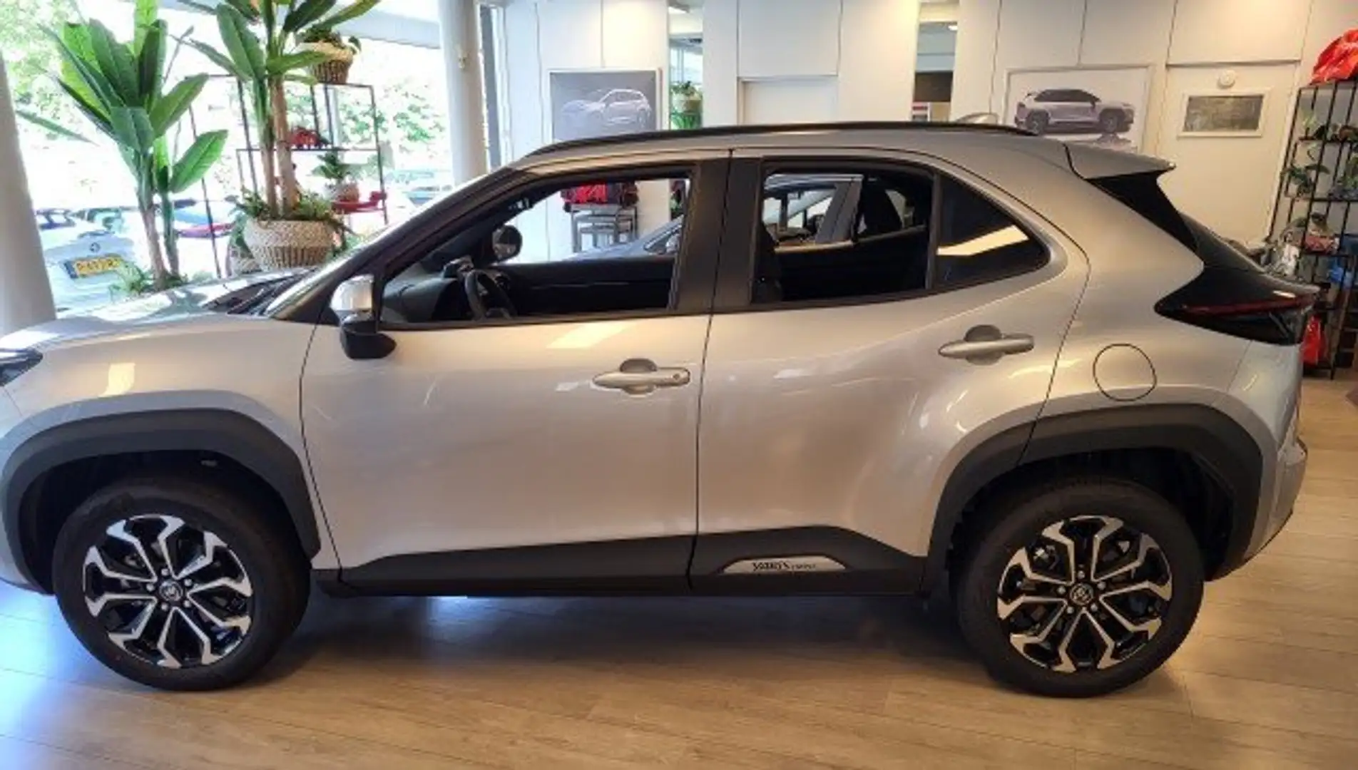 Toyota Yaris Cross 1.5 Hybr 130 Dynamic met Comfort pakket Zilver - 1