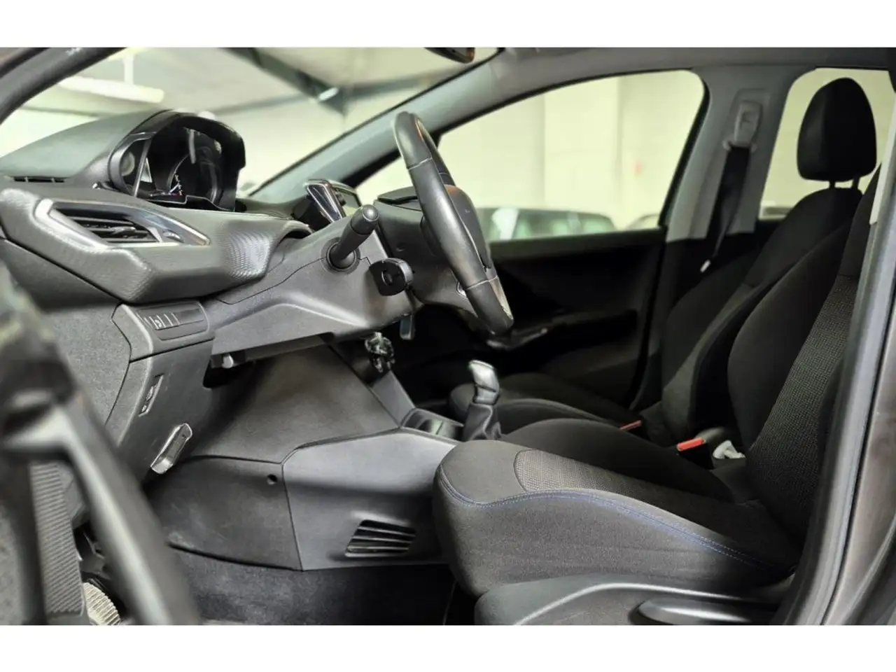 Peugeot 208 208 — photo 16