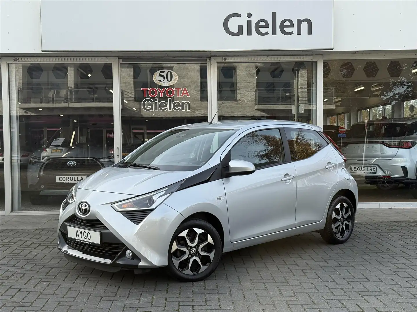 Toyota Aygo 1.0 VVT-i Automaat X-Joy | Lichtmetalen velgen, Ap Zilver - 1