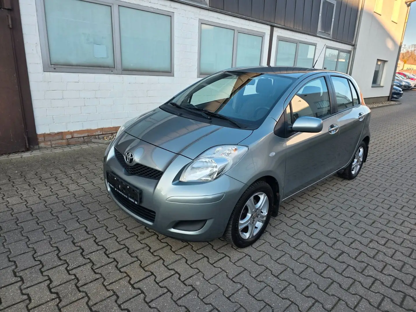 Toyota Yaris 1,33-l-Dual-VVT-i Multimode Life Grau - 1