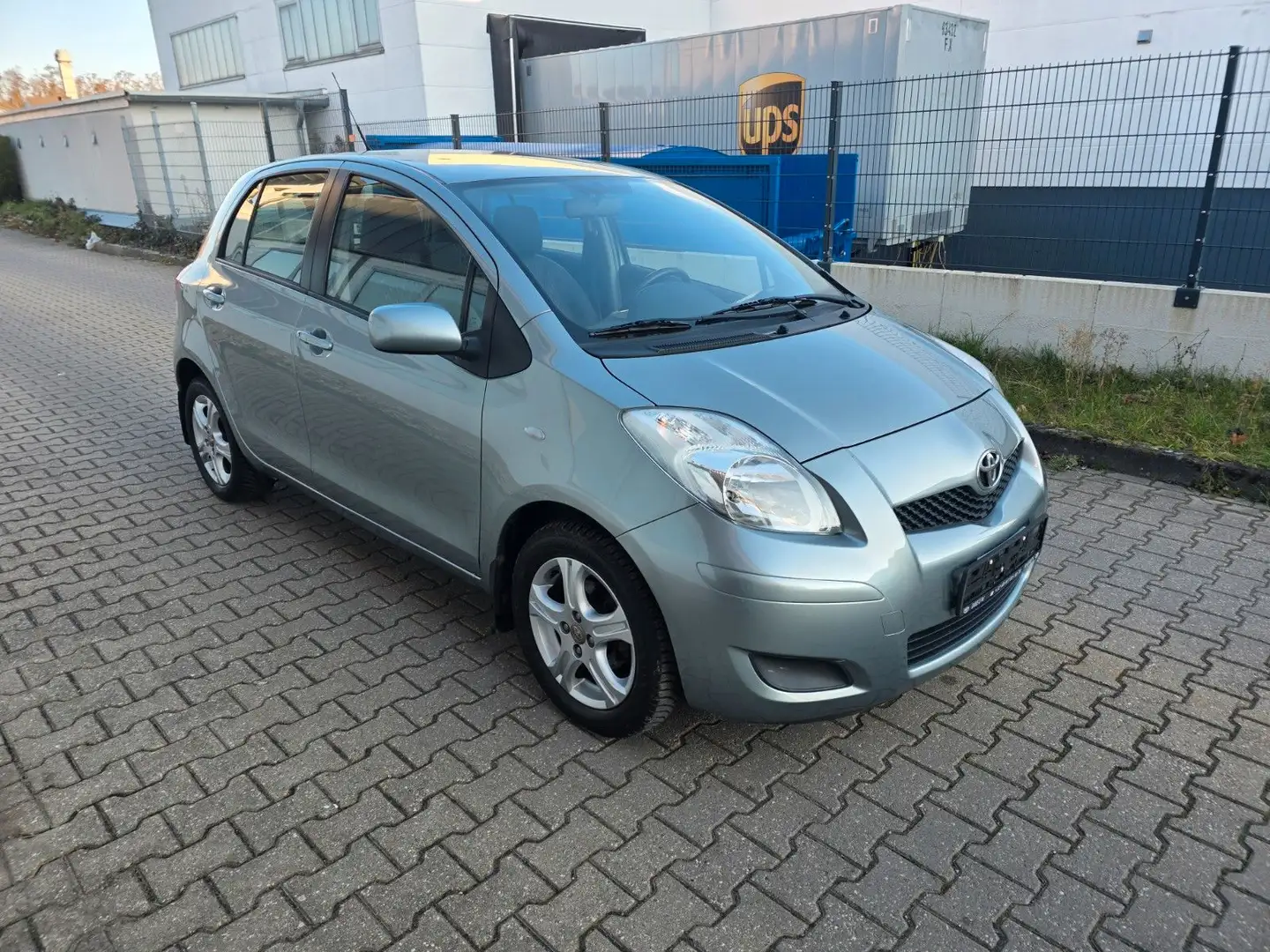 Toyota Yaris 1,33-l-Dual-VVT-i Multimode Life Grau - 2