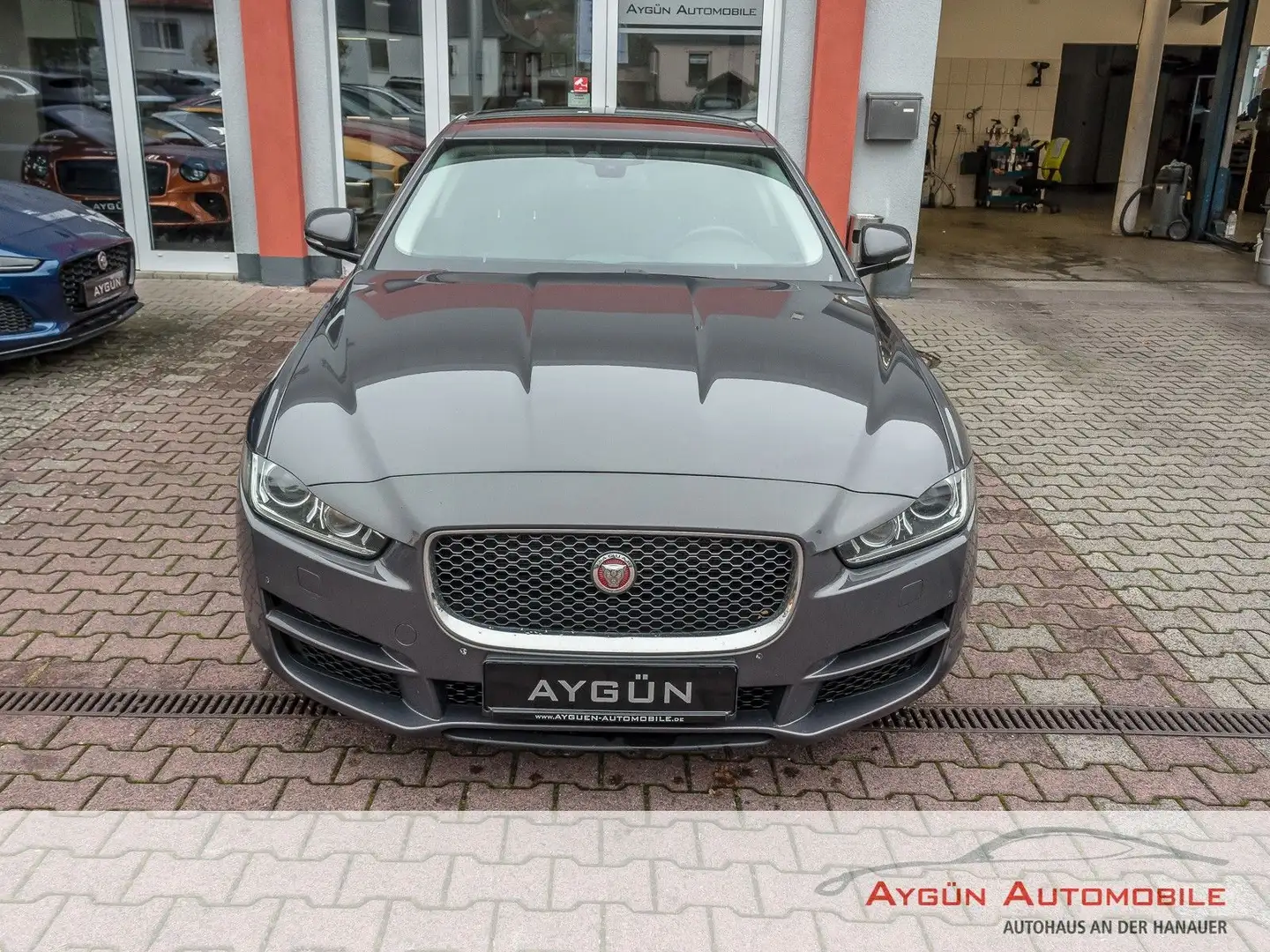 Jaguar XE 20d Prestige*Keyless*Kamera*Panorama* Grau - 2