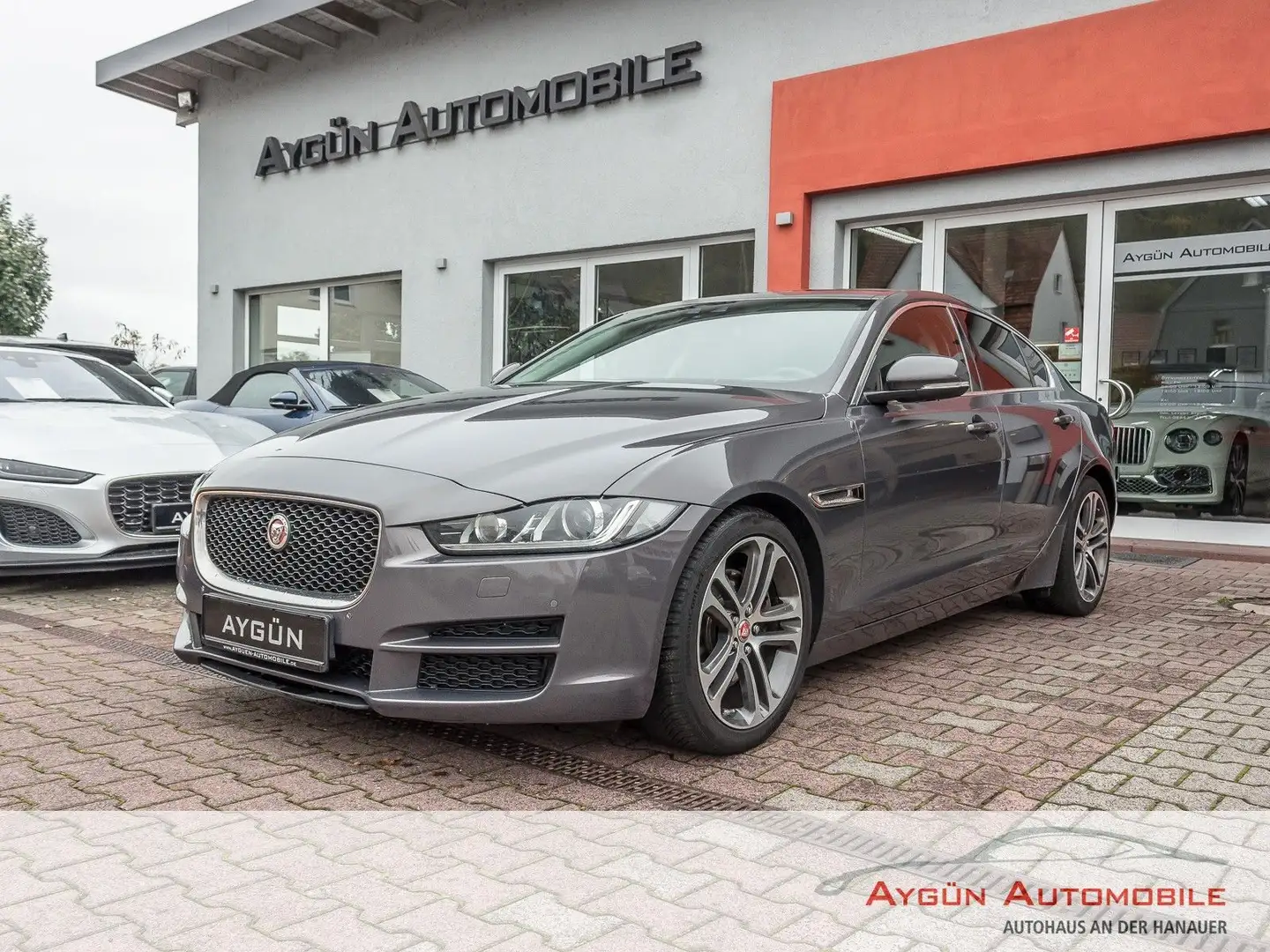 Jaguar XE 20d Prestige*Keyless*Kamera*Panorama* Grau - 1