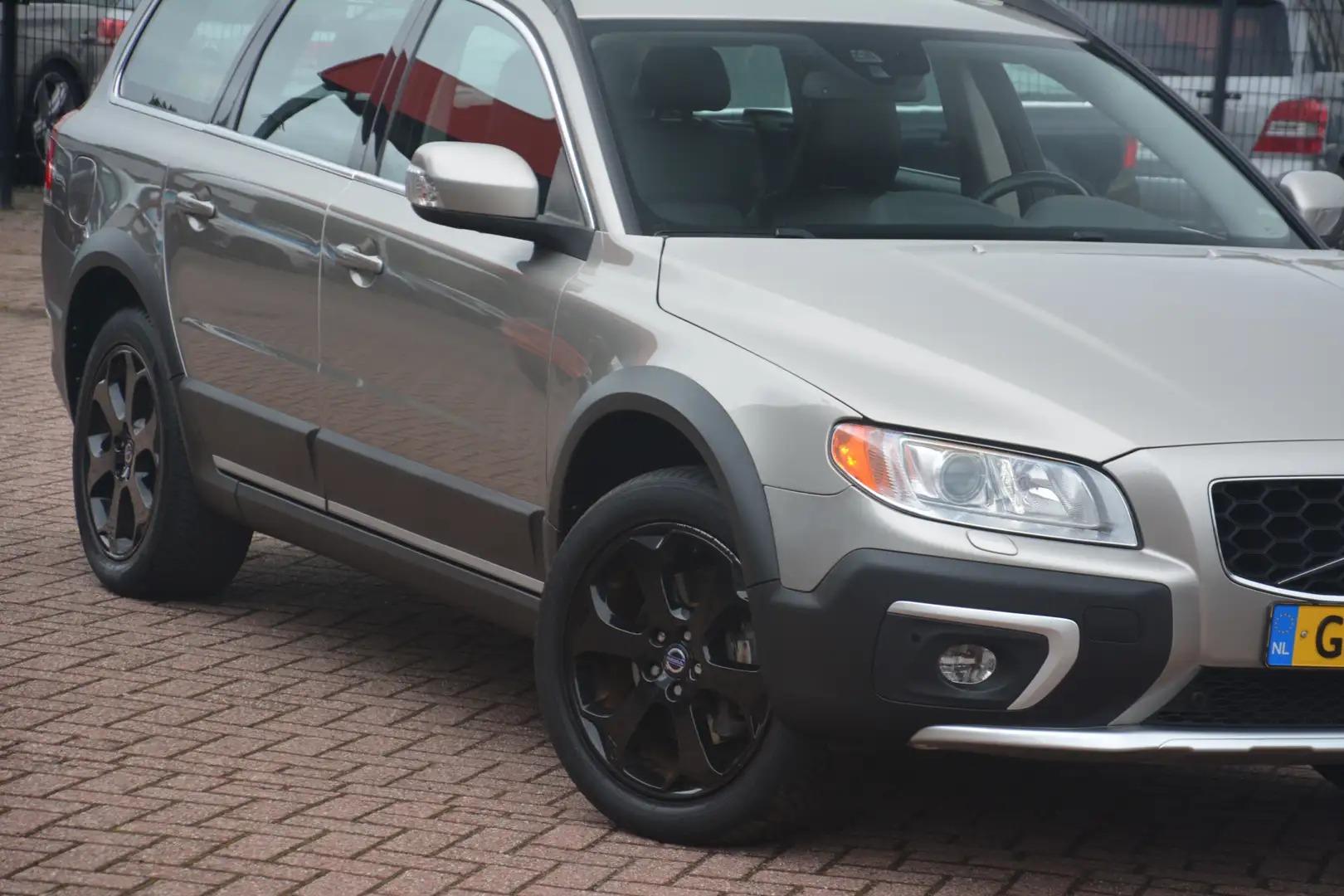 Volvo XC70 2.4 D5 AWD Summum | Navigatie | Memory seats | Cam Grijs - 2