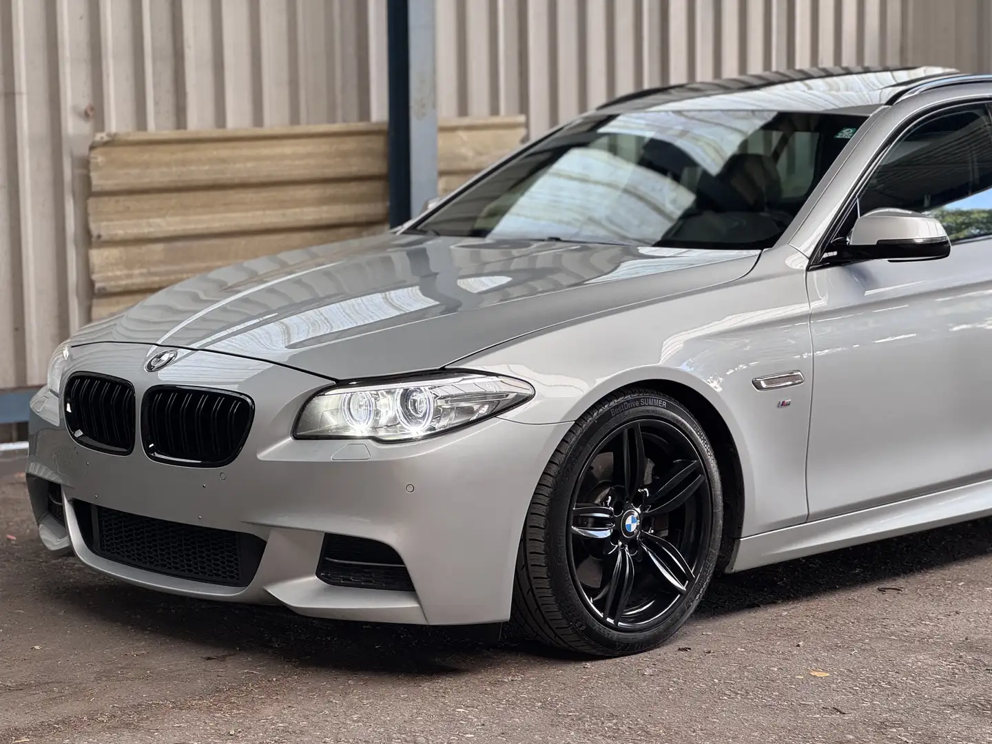 BMW 530 530d xDrive Touring M-Sport Aut. *M-Paket*Pano* Silber - 2