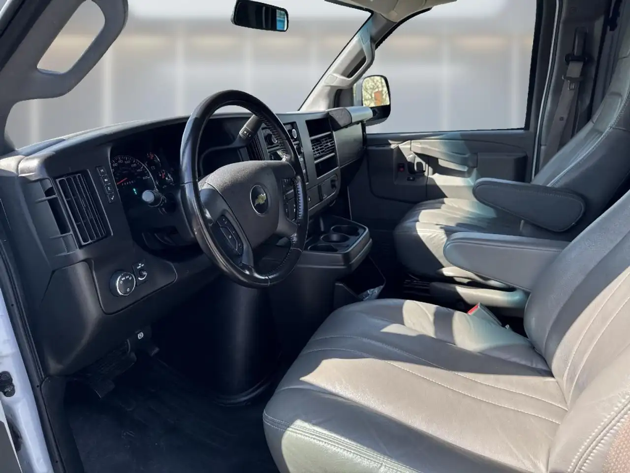 Chevrolet Express 2500 photo Chevrolet Express 2500