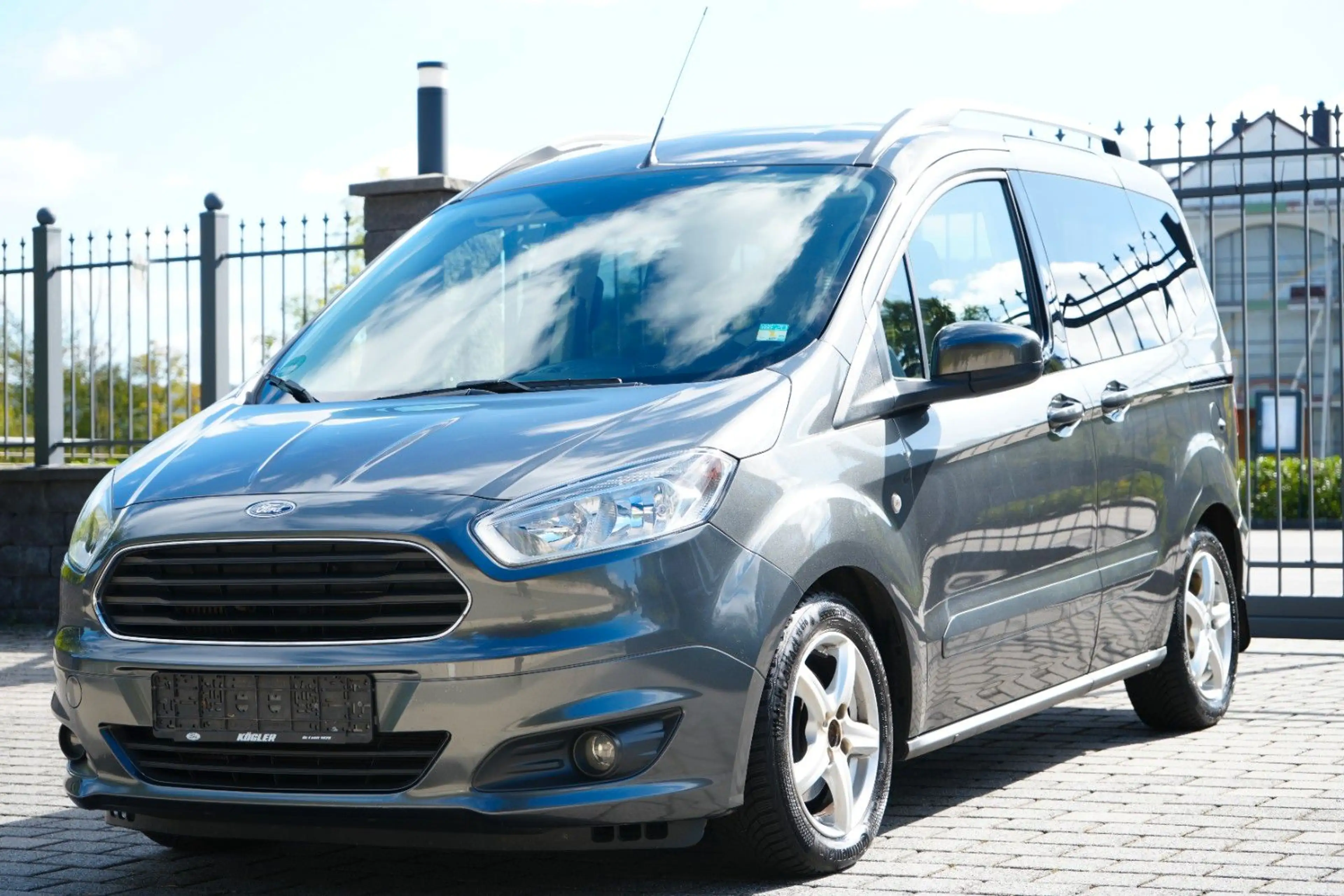 Ford Tourneo Courier Tourneo 1.5 TDCi Titanium 1.Hand/PDC/Tempo/Klima — photo 3