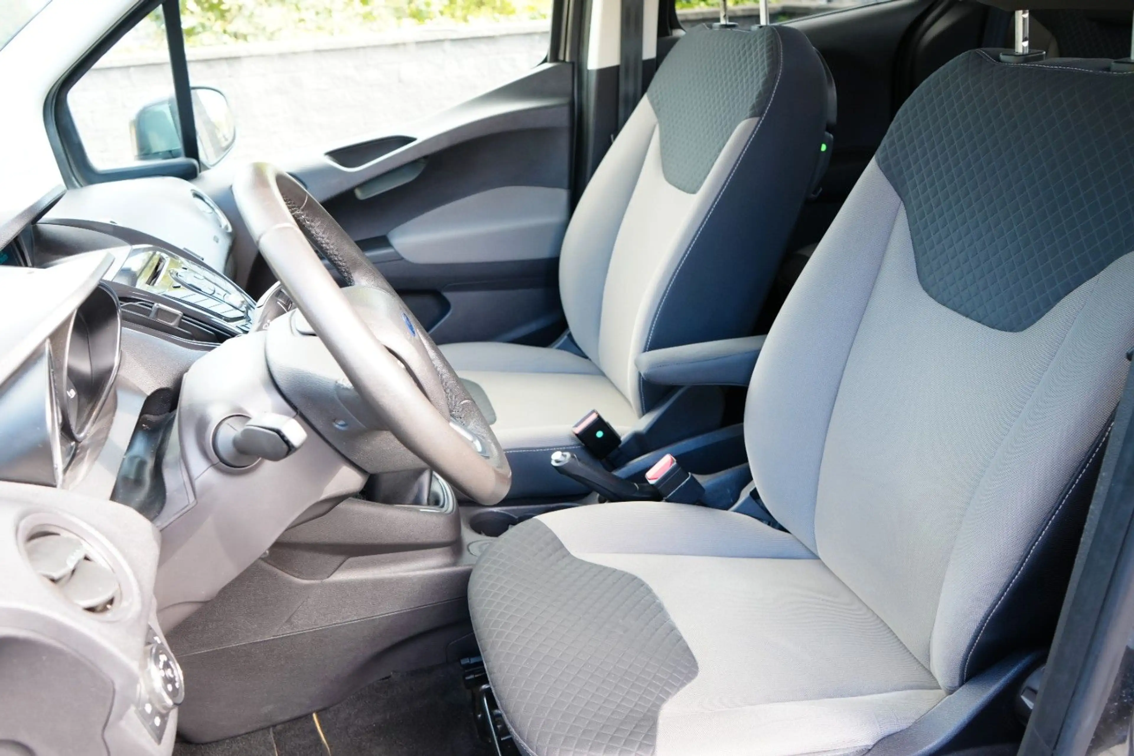Ford Tourneo Courier Tourneo 1.5 TDCi Titanium 1.Hand/PDC/Tempo/Klima — photo 12