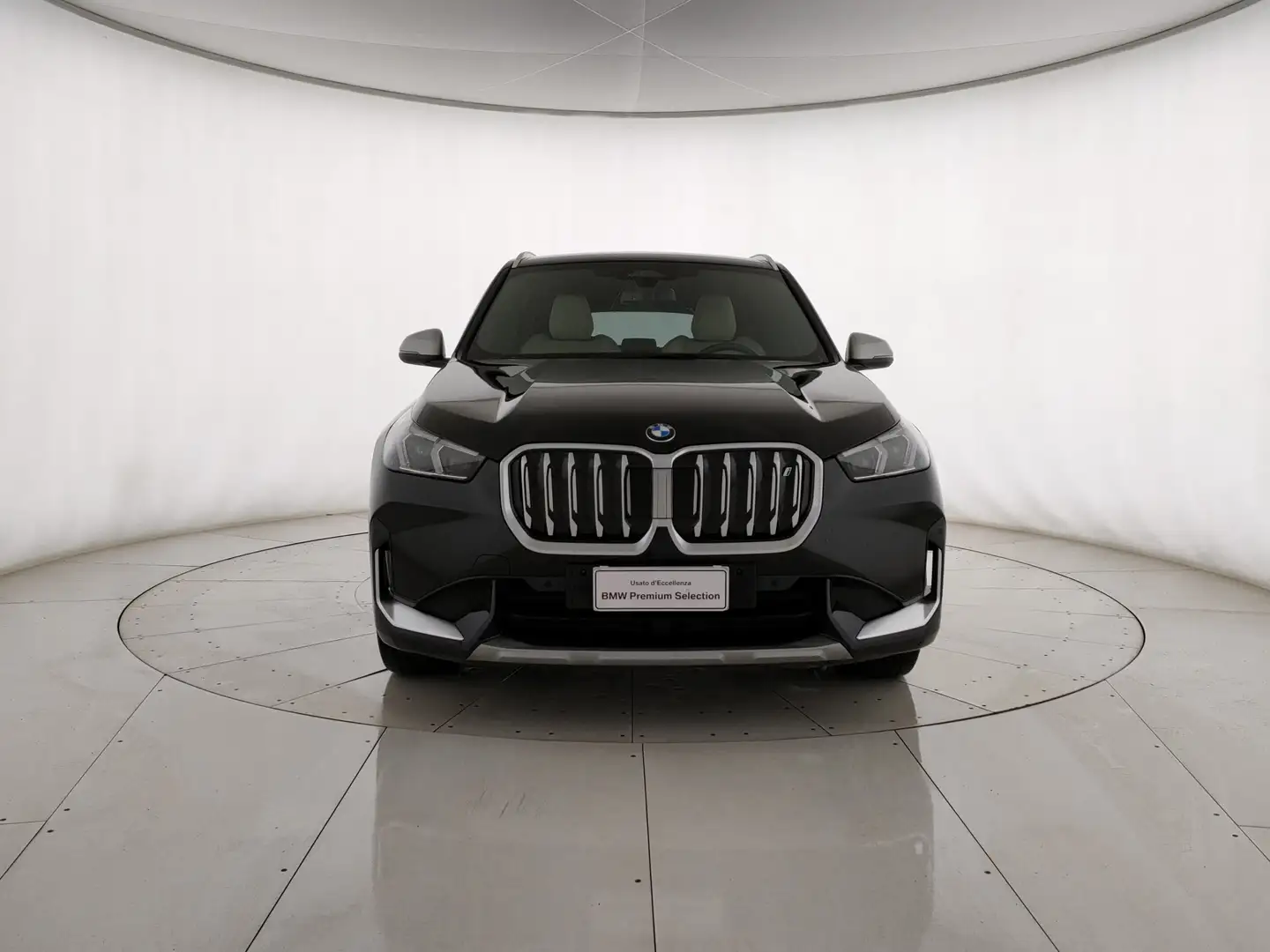BMW iX iX1 xdrive 30 X-Line crna - 2