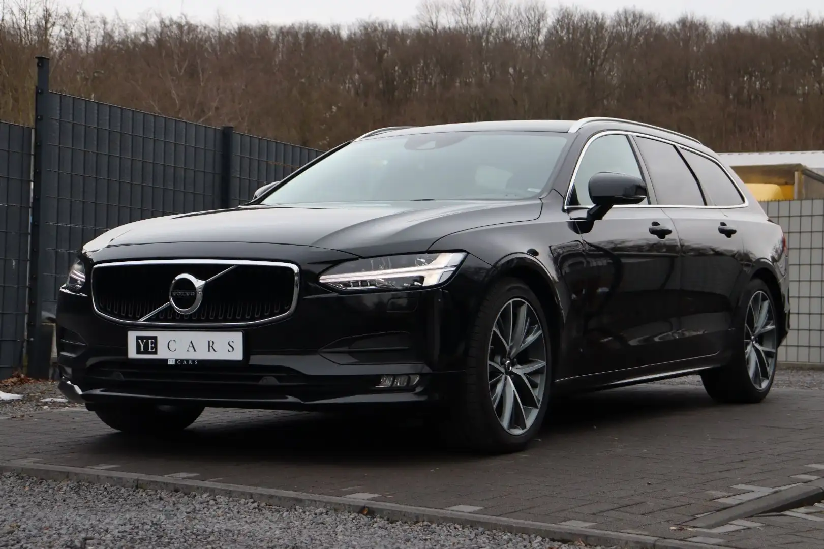 Volvo V90 D4 Geartronic Momentum*LED*RFK*LEDER*CARPLAY Černá - 1