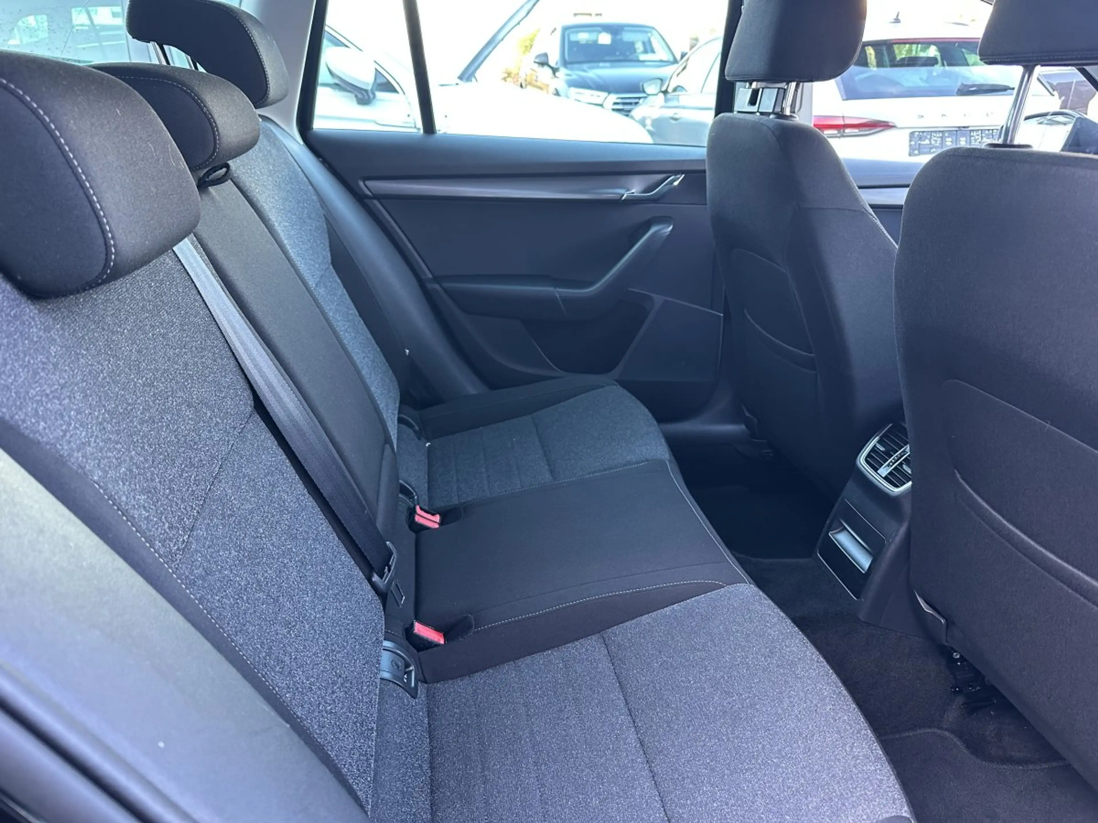 Skoda Octavia Combi SOLEIL 2.0TDI DSG*LED*NAVI*PDC*17-ZOLL — photo 11