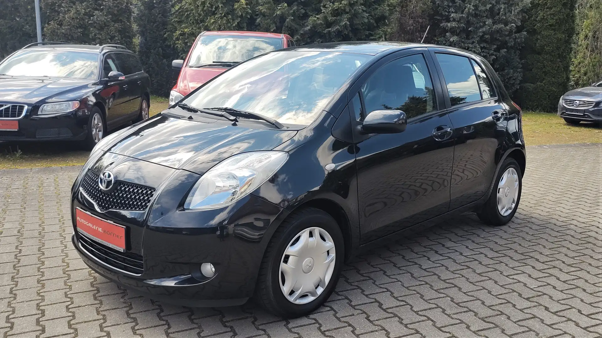 Toyota Yaris 1.3 VVT-i Cool Klima 5-Türen scheckheftgepflegt Nero - 1