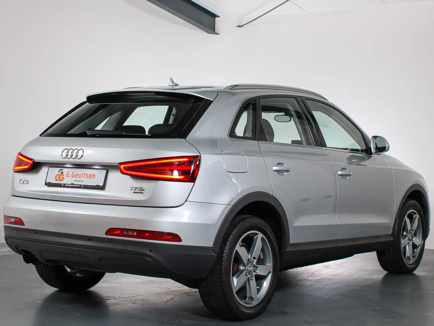 Audi Q3 2.0 TFSI quattro Pro Line Panoramadak, Bluetooth, Grijs - 2