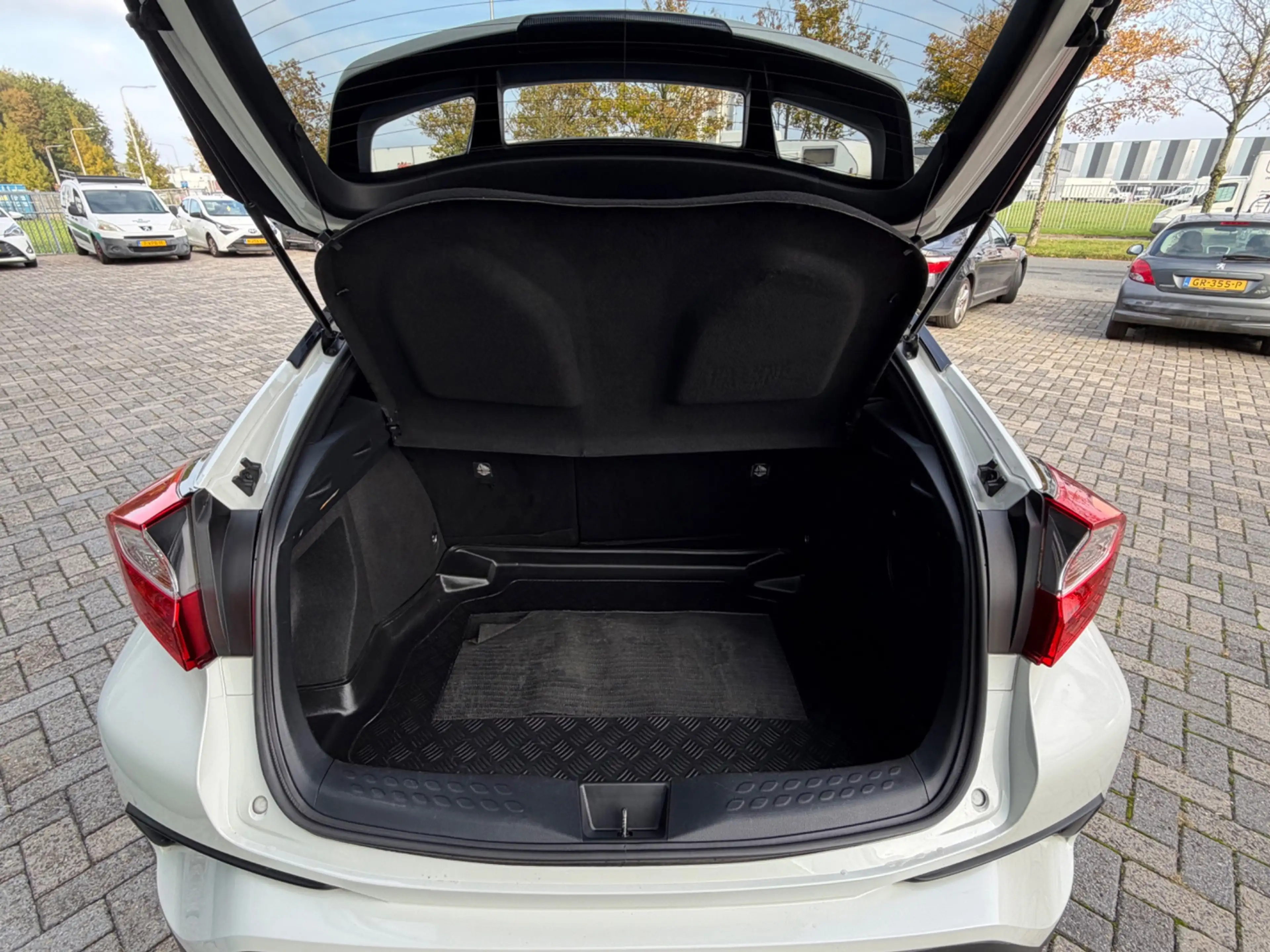 Toyota C-HR 1.8 Hybrid Style, NAP, Camera, JBL, KeyLess, Trekh — photo 17